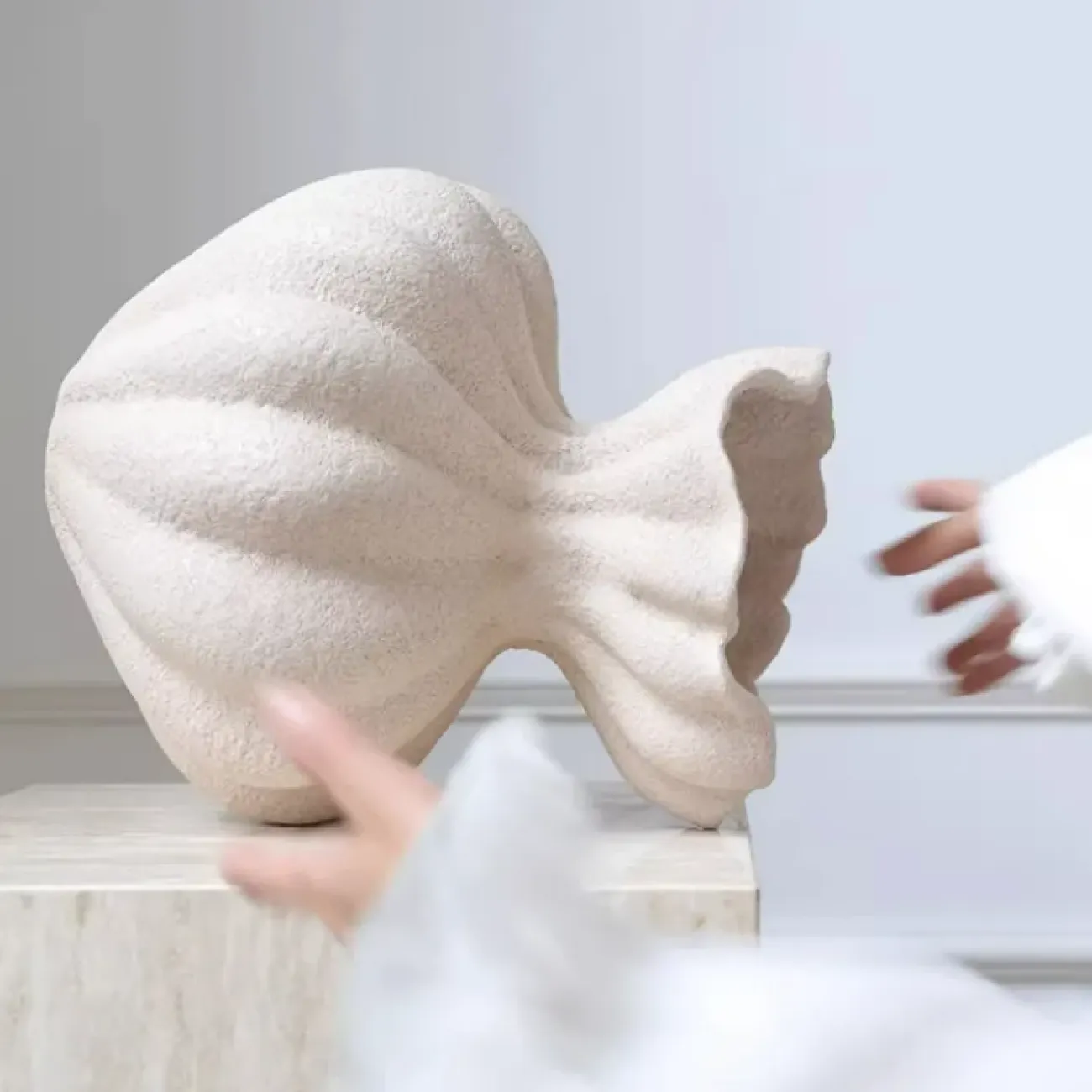 Роскошная ваза White Lily от LaLume из смолы VZ40280-32 Роскошная ваза White Lily от LaLume из смолы VZ40280-32