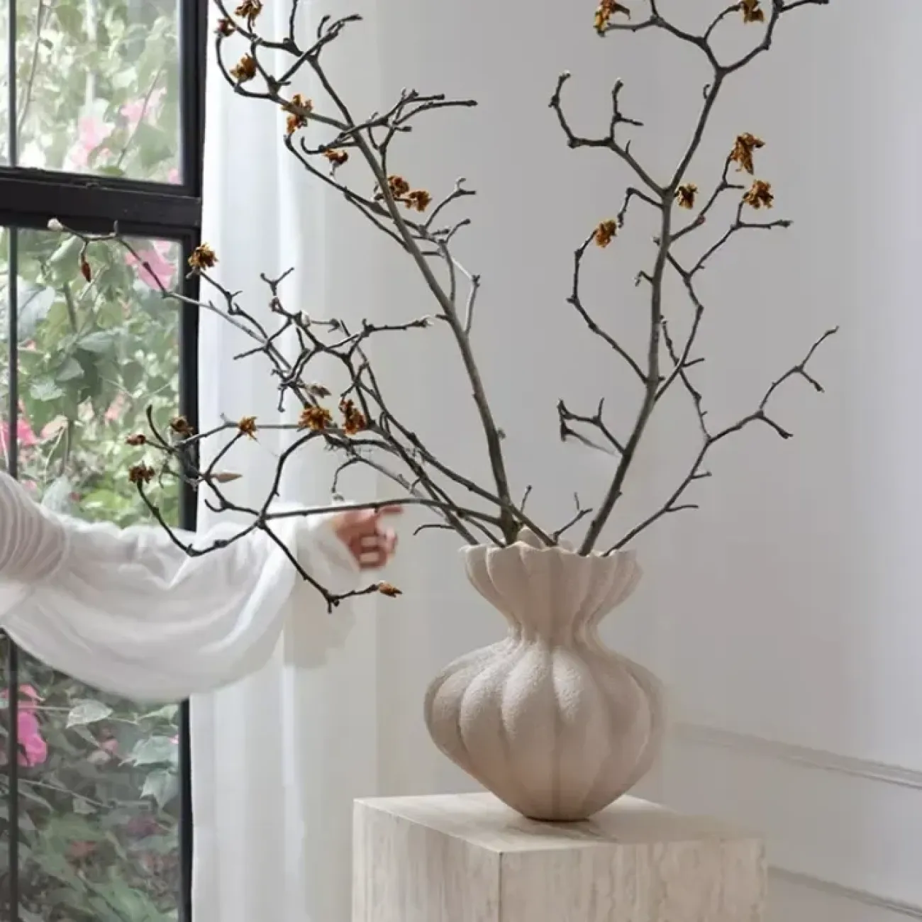  Роскошная ваза White Lily от LaLume из смолы VZ40280-32