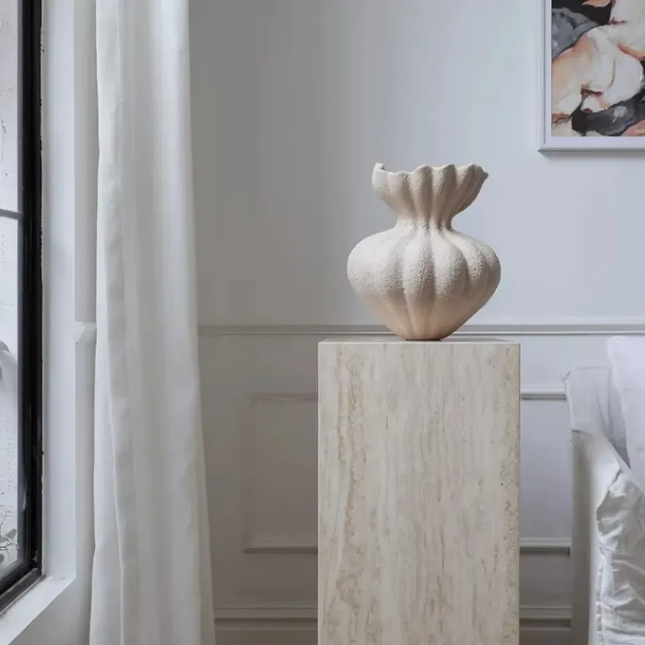 Роскошная ваза White Lily от LaLume из смолы VZ40280-32 Роскошная ваза White Lily от LaLume из смолы VZ40280-32