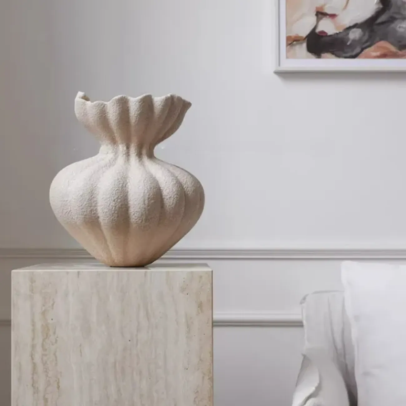 Роскошная ваза White Lily от LaLume из смолы VZ40280-32 Роскошная ваза White Lily от LaLume из смолы VZ40280-32