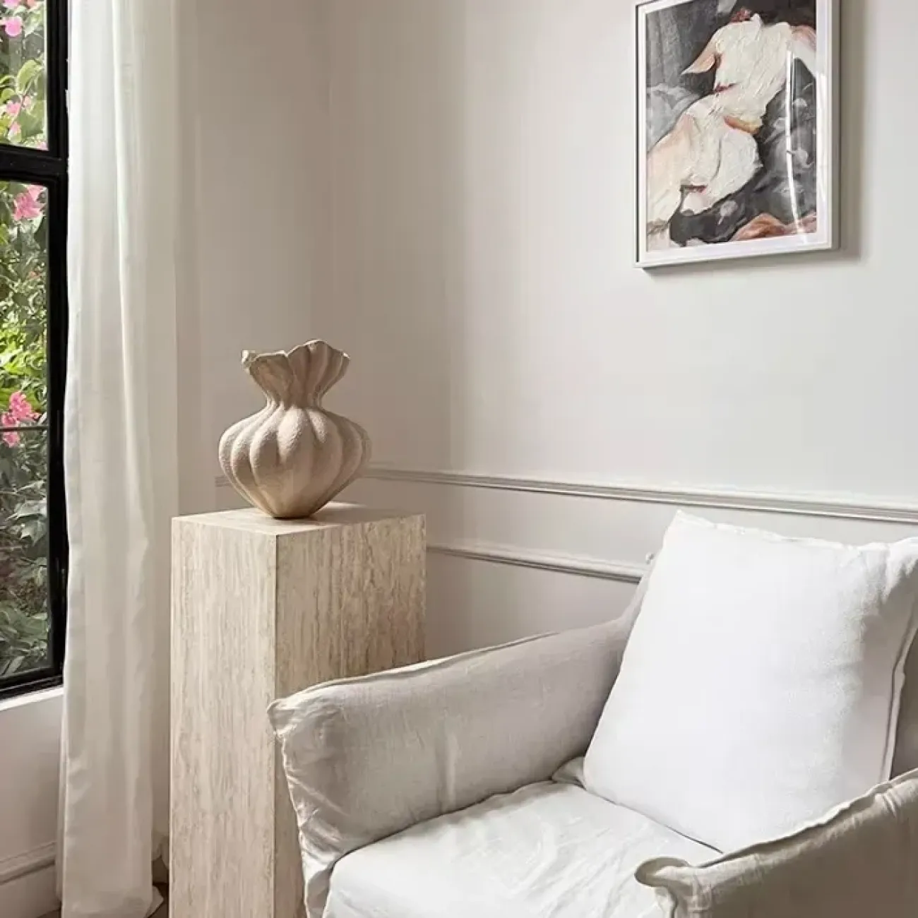  Роскошная ваза White Lily от LaLume из смолы VZ40280-32