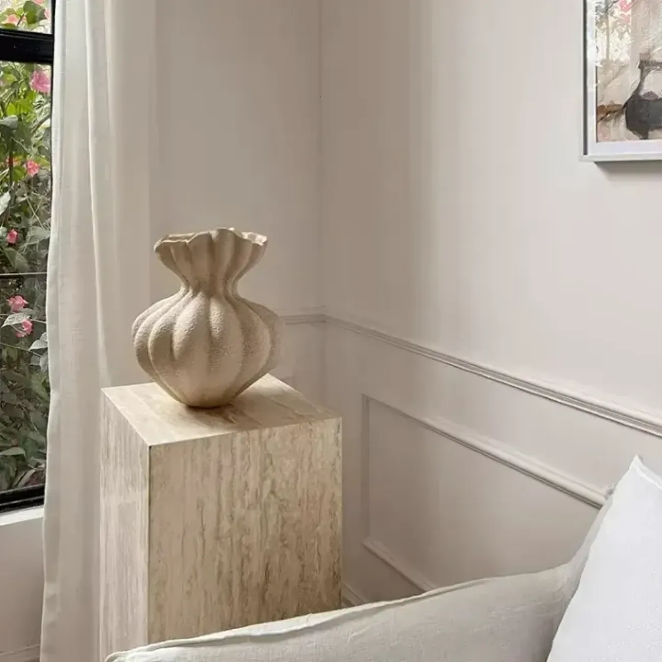  Роскошная ваза White Lily от LaLume из смолы VZ40280-32