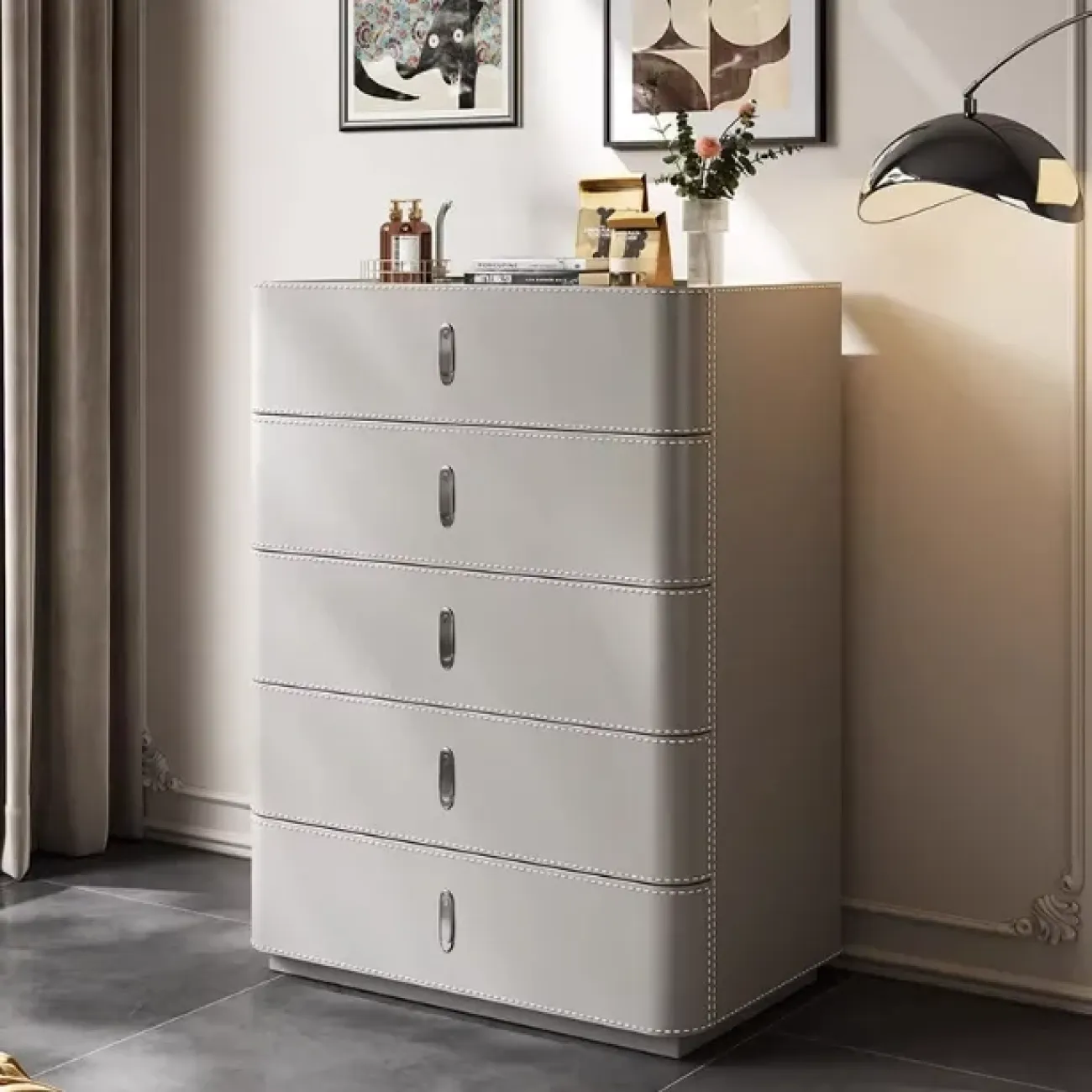 Классический комод Carat от LaLume с обивкой из кожи KD40281-32