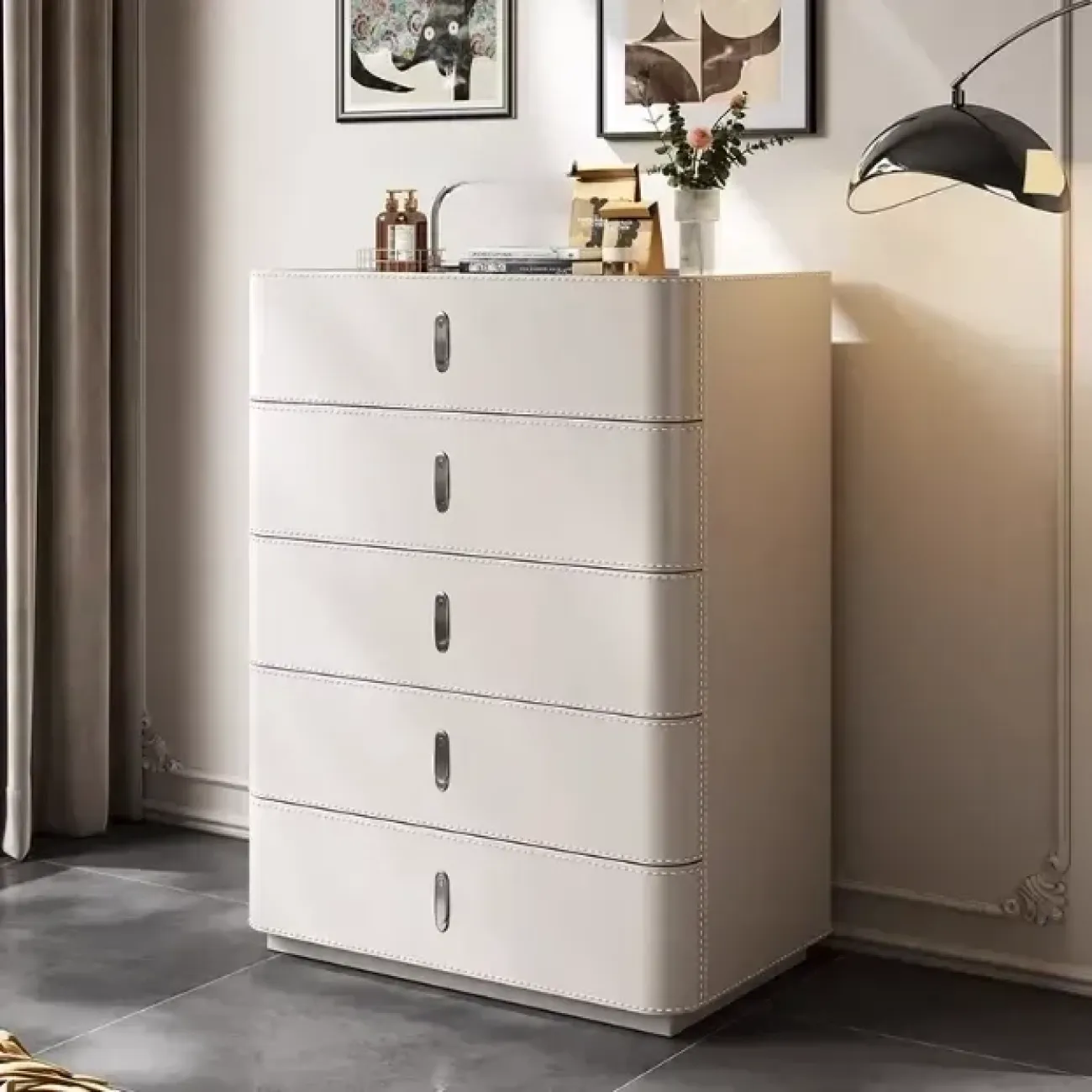 Классический комод Carat от LaLume с обивкой из кожи KD40281-32