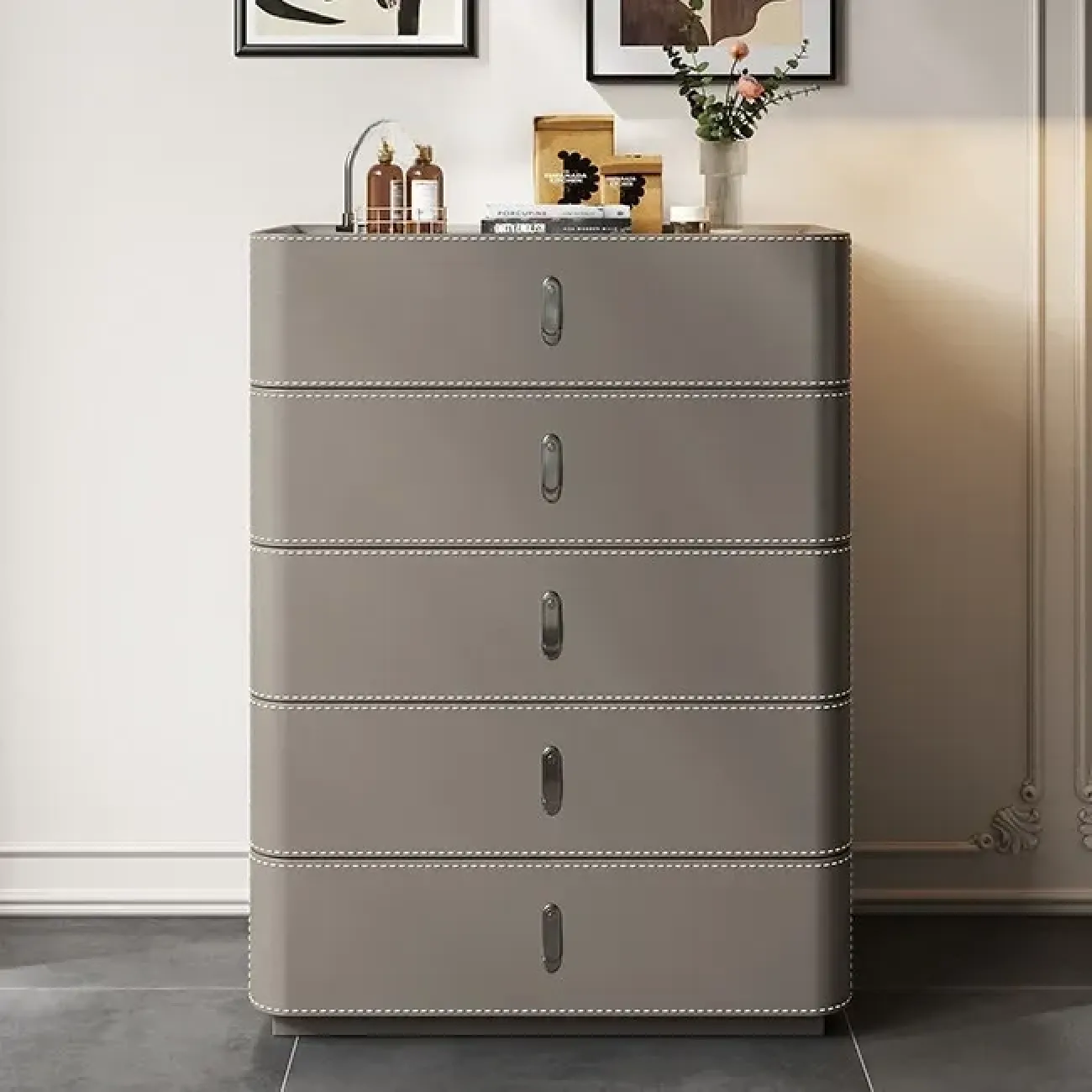 Классический комод Carat от LaLume с обивкой из кожи KD40282-32 Классический комод Carat от LaLume с обивкой из кожи KD40282-32