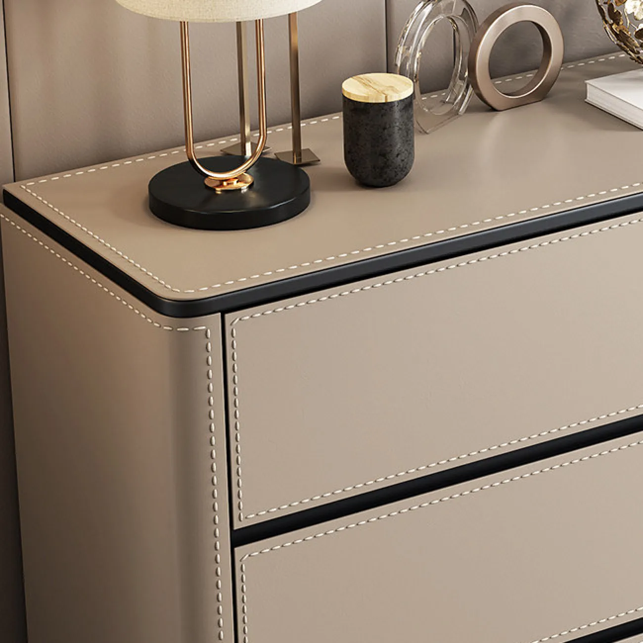 Классический комод Carat от LaLume с обивкой из кожи KD40283-32