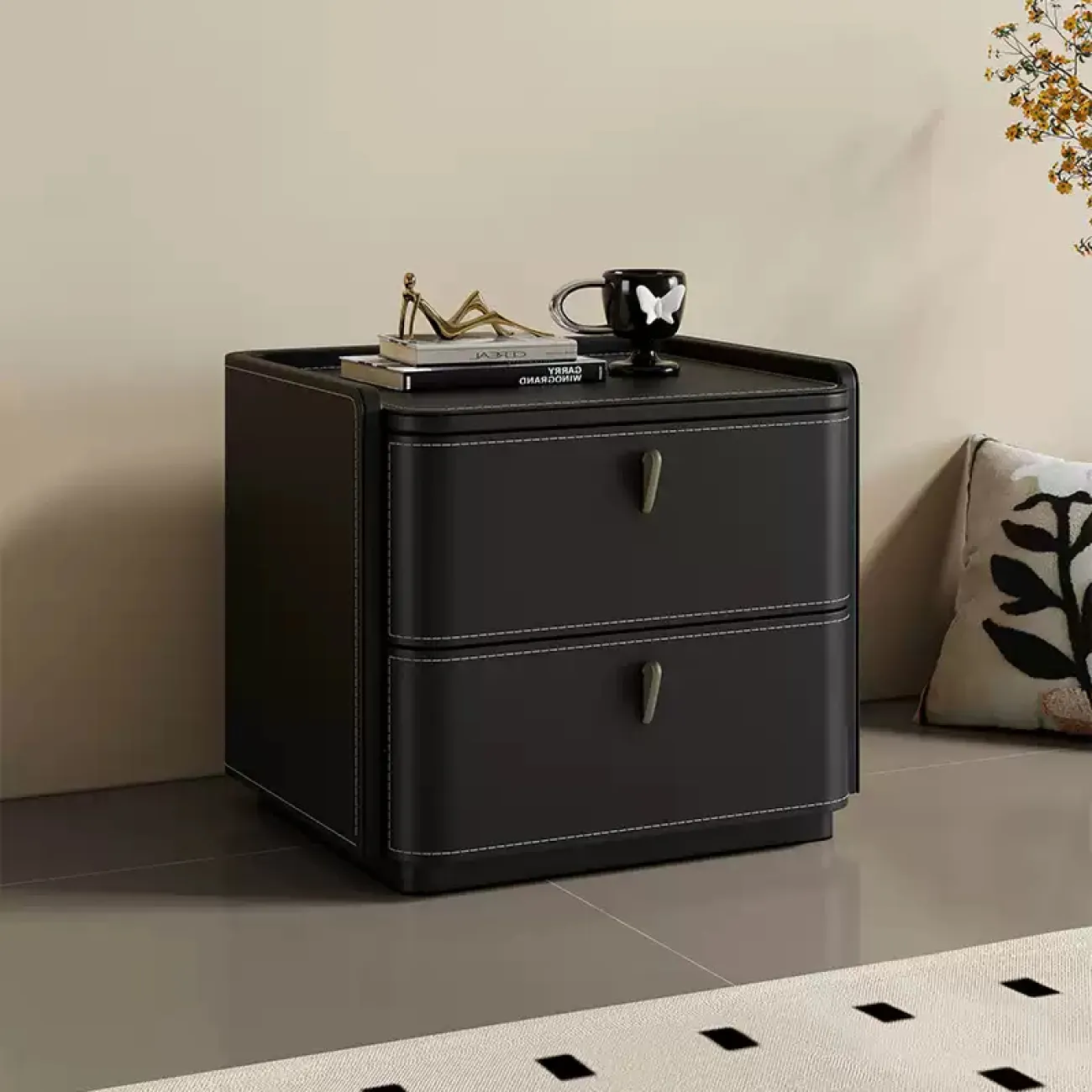 Классическая прикроватная тумба Carat от LaLume с обивкой из кожи KD40285-32 Классическая прикроватная тумба Carat от LaLume с обивкой из кожи KD40285-32