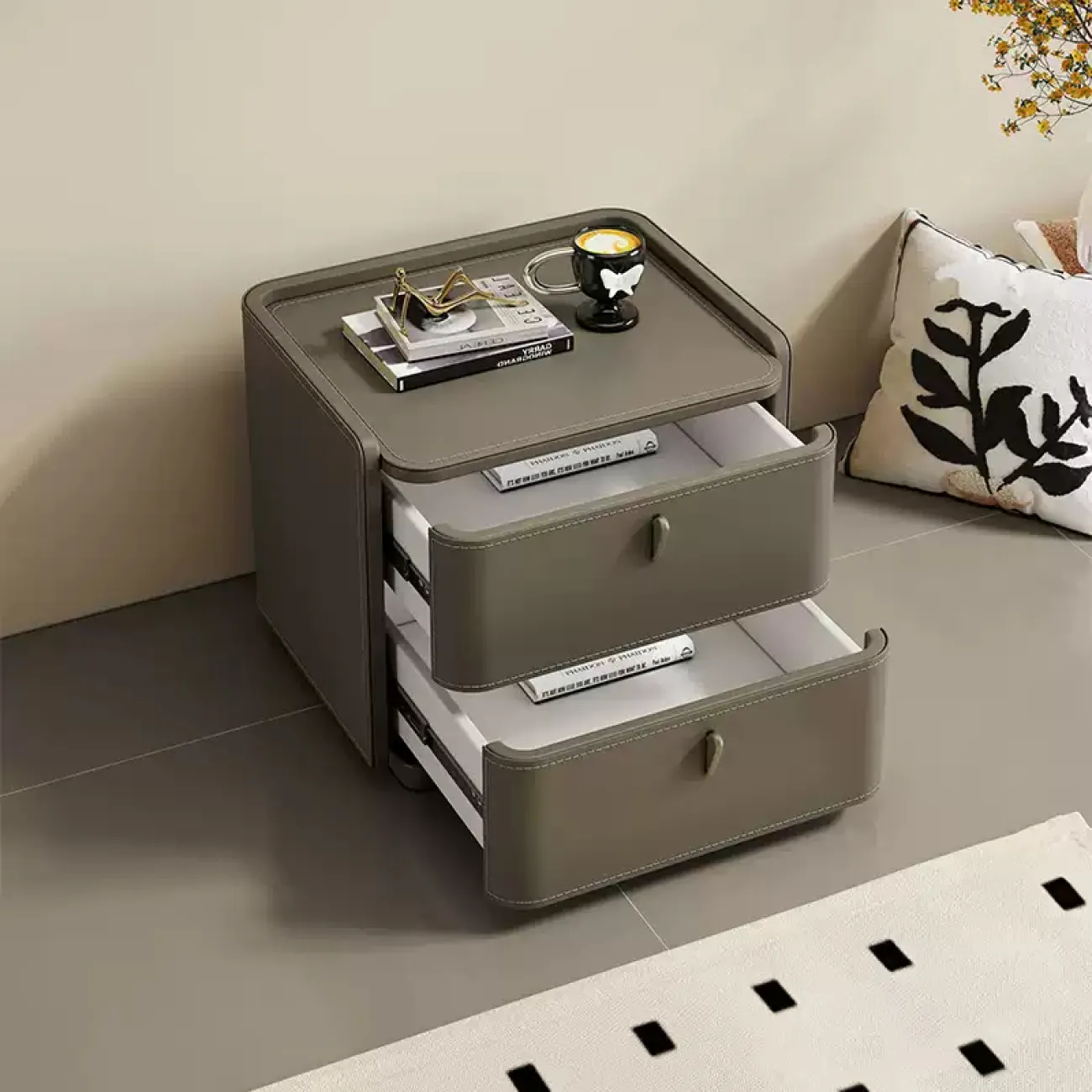 Классическая прикроватная тумба Carat от LaLume с обивкой из кожи KD40285-32 Классическая прикроватная тумба Carat от LaLume с обивкой из кожи KD40285-32