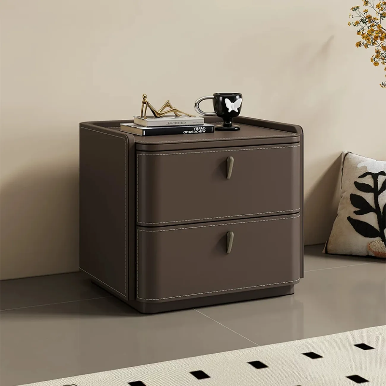 Классическая прикроватная тумба Carat от LaLume с обивкой из кожи KD40285-32