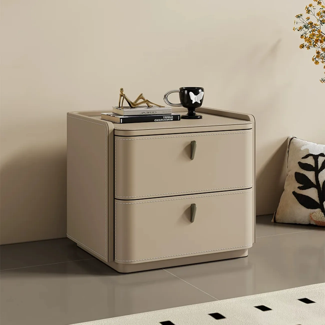 Классическая прикроватная тумба Carat от LaLume с обивкой из кожи KD40285-32 Классическая прикроватная тумба Carat от LaLume с обивкой из кожи KD40285-32