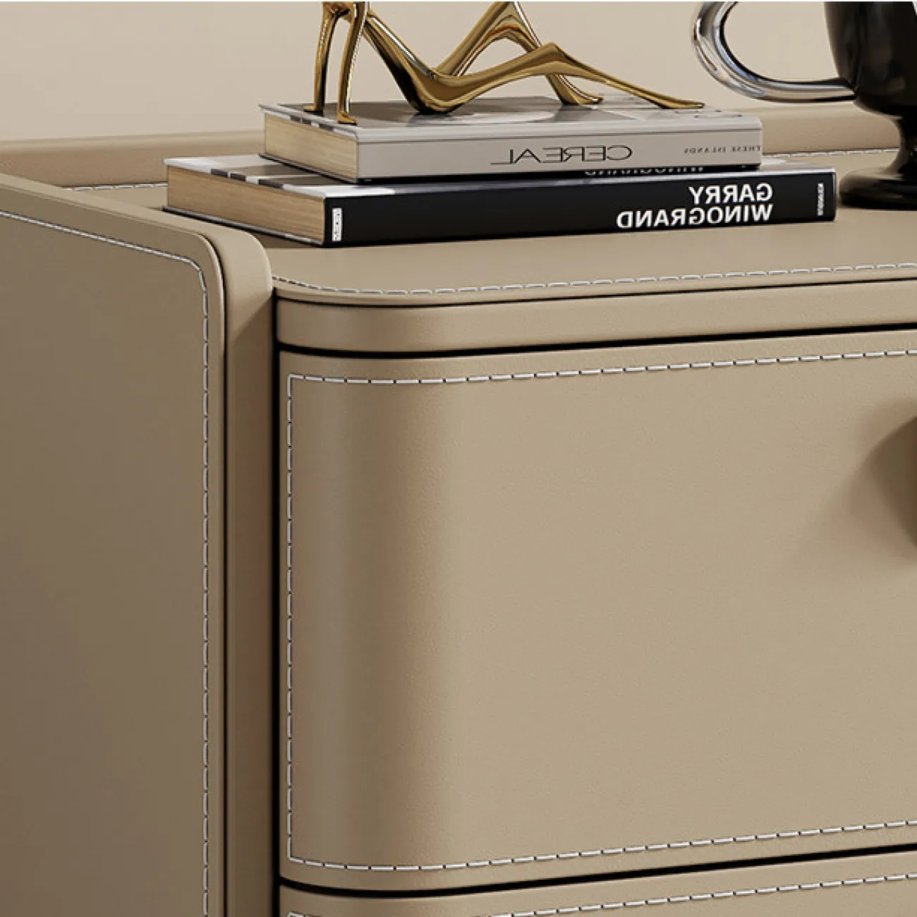 Классическая прикроватная тумба Carat от LaLume с обивкой из кожи и столешницей из мрамора KD40286-32