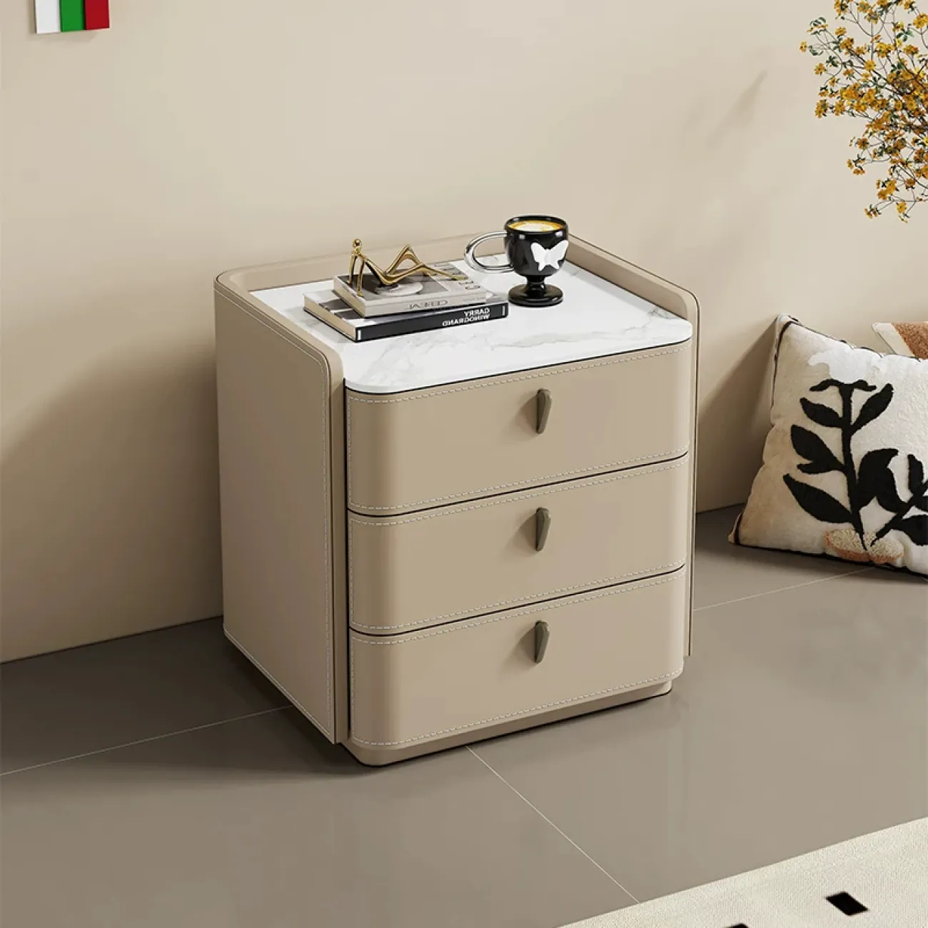 Классическая прикроватная тумба Carat от LaLume с обивкой из кожи и столешницей из мрамора KD40286-32