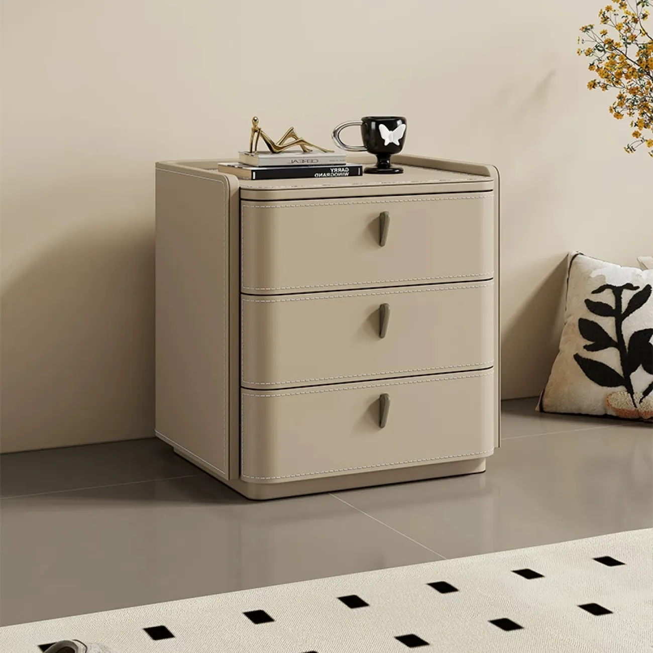 Классическая прикроватная тумба Carat от LaLume с обивкой из кожи и столешницей из мрамора KD40286-32 Классическая прикроватная тумба Carat от LaLume с обивкой из кожи и столешницей из мрамора KD40286-32