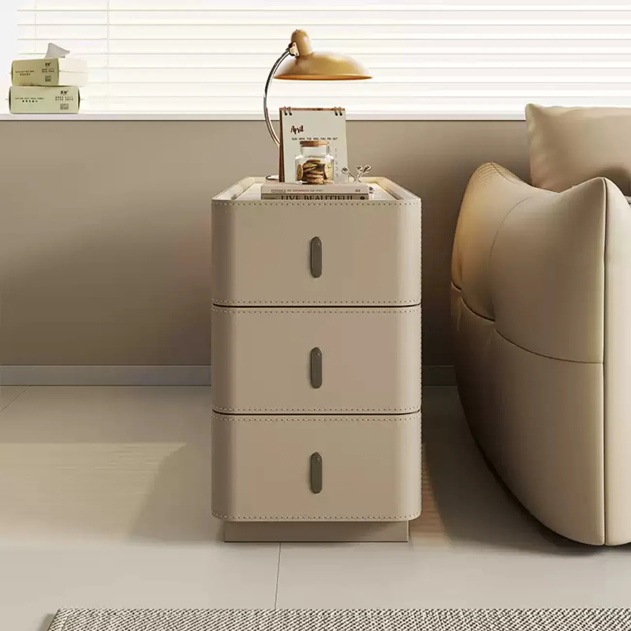 Удобный боковой комод Carat с кожаной обивкой KD40288-32 Удобный боковой комод Carat с кожаной обивкой KD40288-32