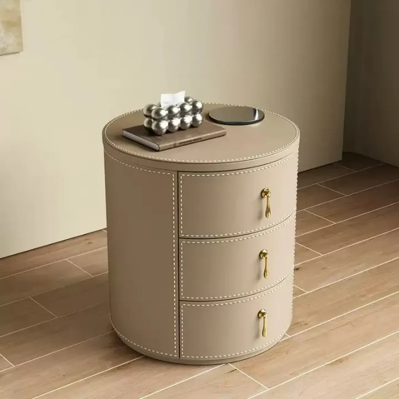 Классическая прикроватная тумба Carat от LaLume с обивкой из кожи и столешницей из мрамора KD40289-32