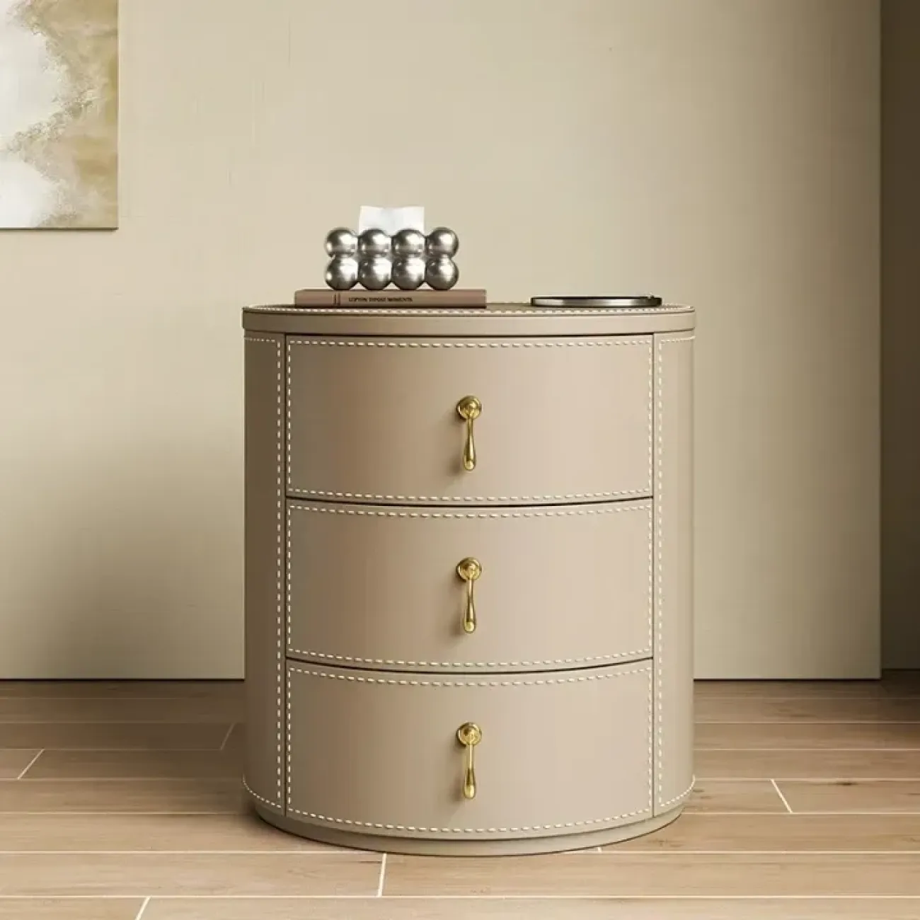 Классическая прикроватная тумба Carat от LaLume с обивкой из кожи и столешницей из мрамора KD40289-32