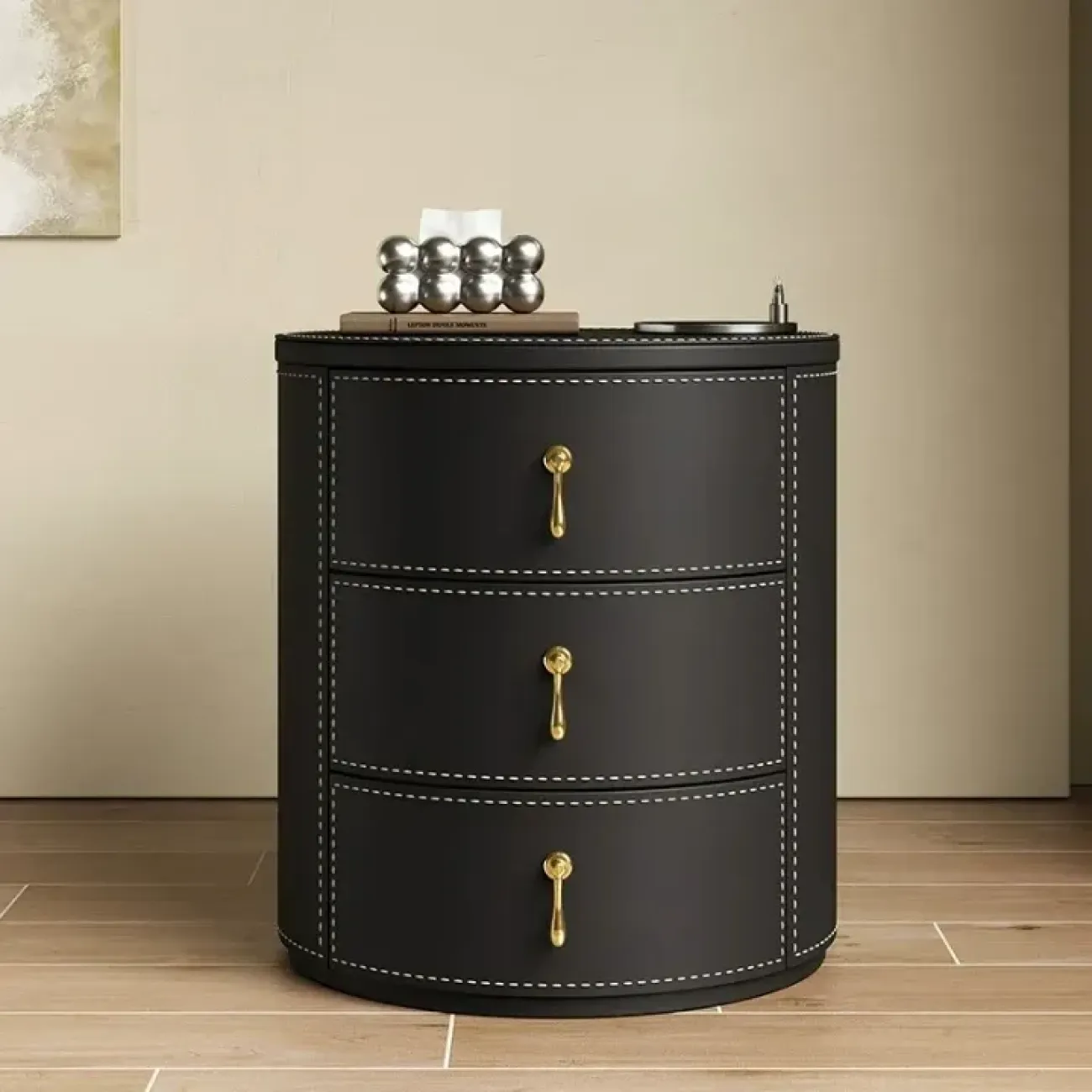 Классическая прикроватная тумба Carat от LaLume с обивкой из кожи и столешницей из мрамора KD40289-32