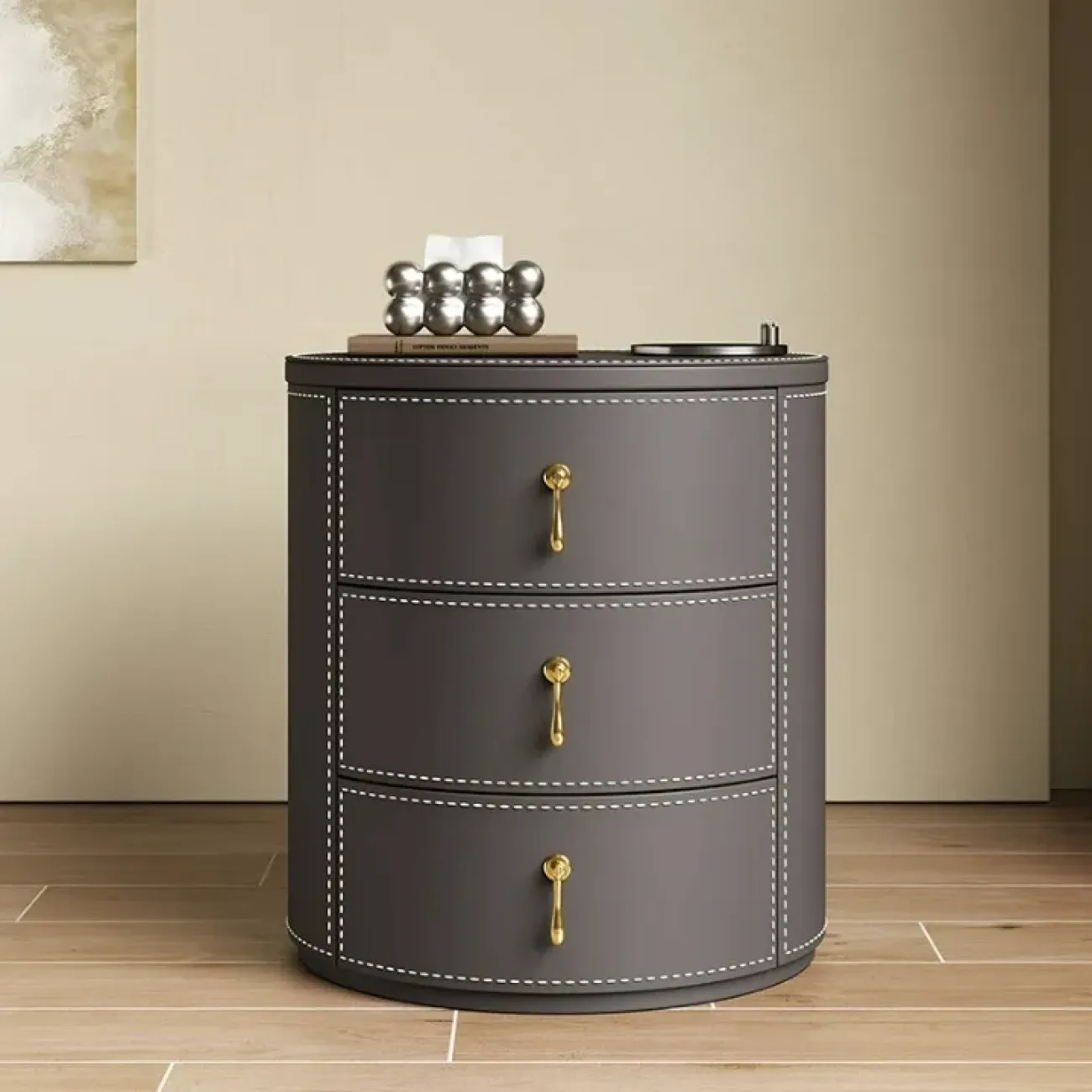 Классическая прикроватная тумба Carat от LaLume с обивкой из кожи и столешницей из мрамора KD40289-32