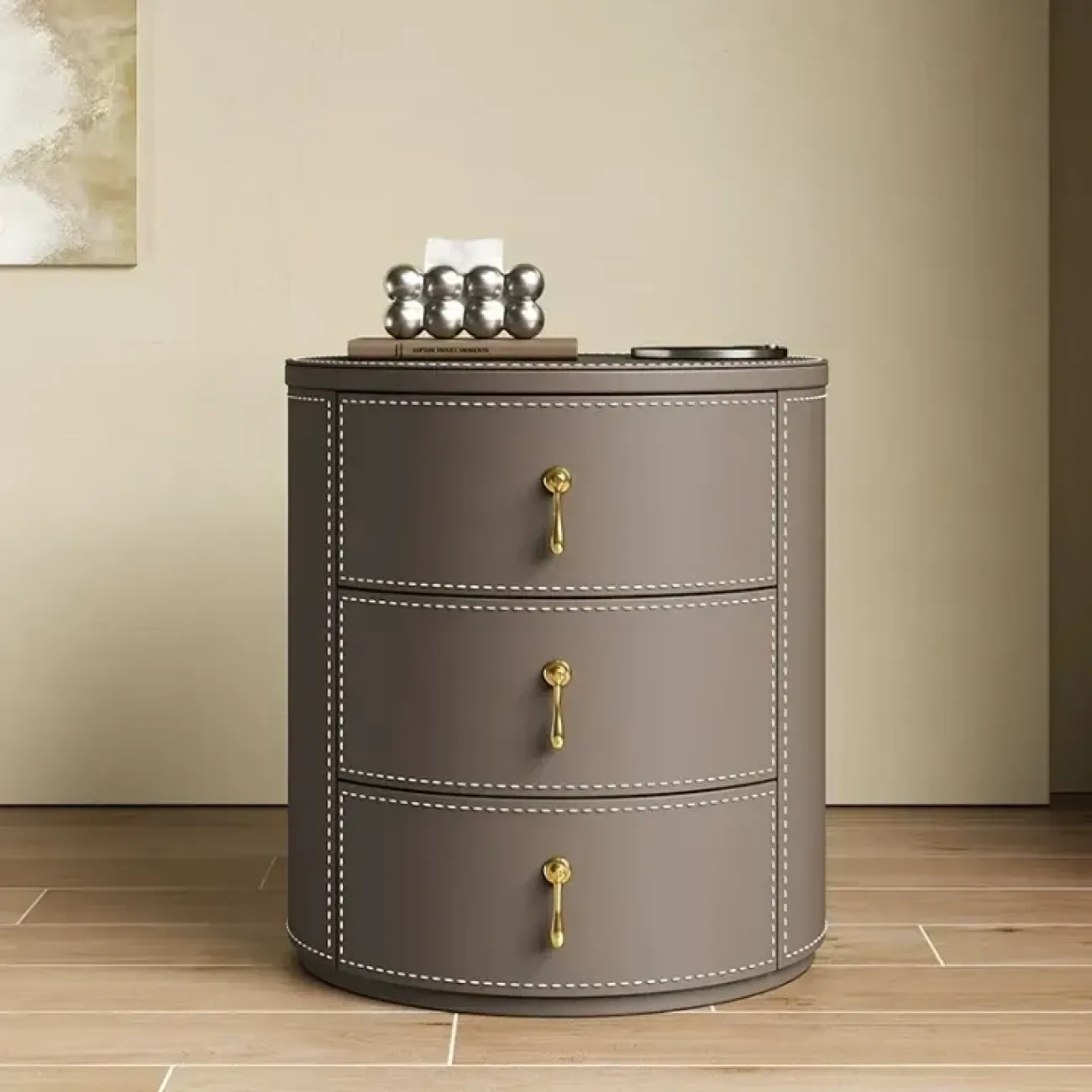 Классическая прикроватная тумба Carat от LaLume с обивкой из кожи и столешницей из мрамора KD40289-32 Классическая прикроватная тумба Carat от LaLume с обивкой из кожи и столешницей из мрамора KD40289-32