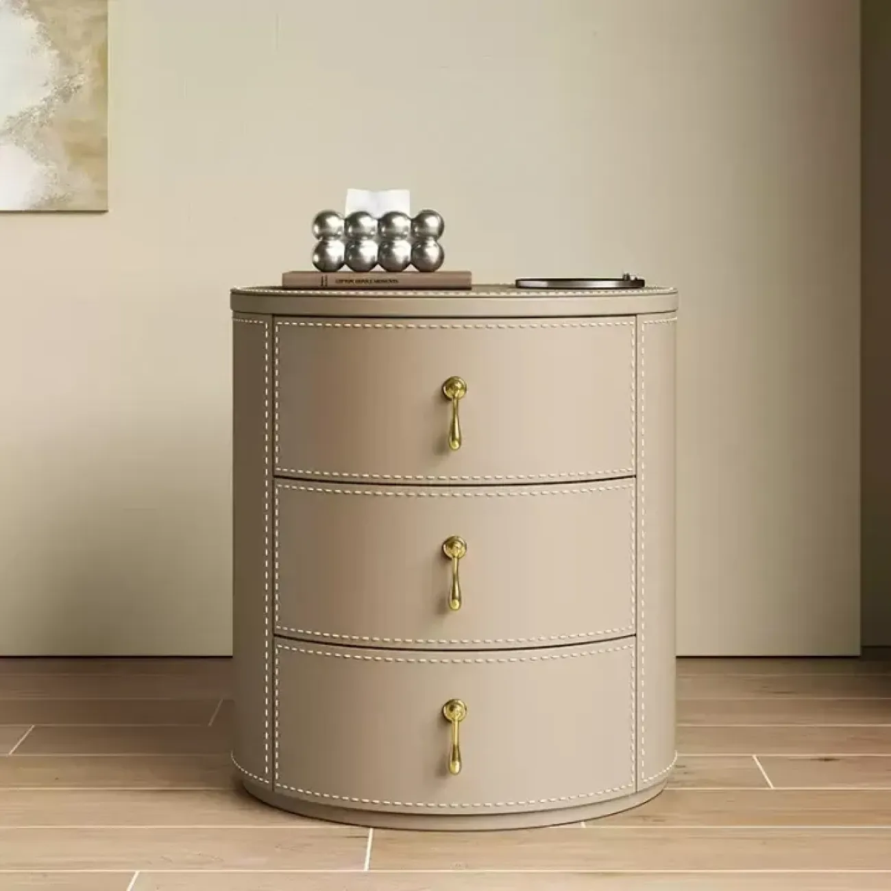 Классическая прикроватная тумба Carat от LaLume с обивкой из кожи и столешницей из мрамора KD40289-32 Классическая прикроватная тумба Carat от LaLume с обивкой из кожи и столешницей из мрамора KD40289-32