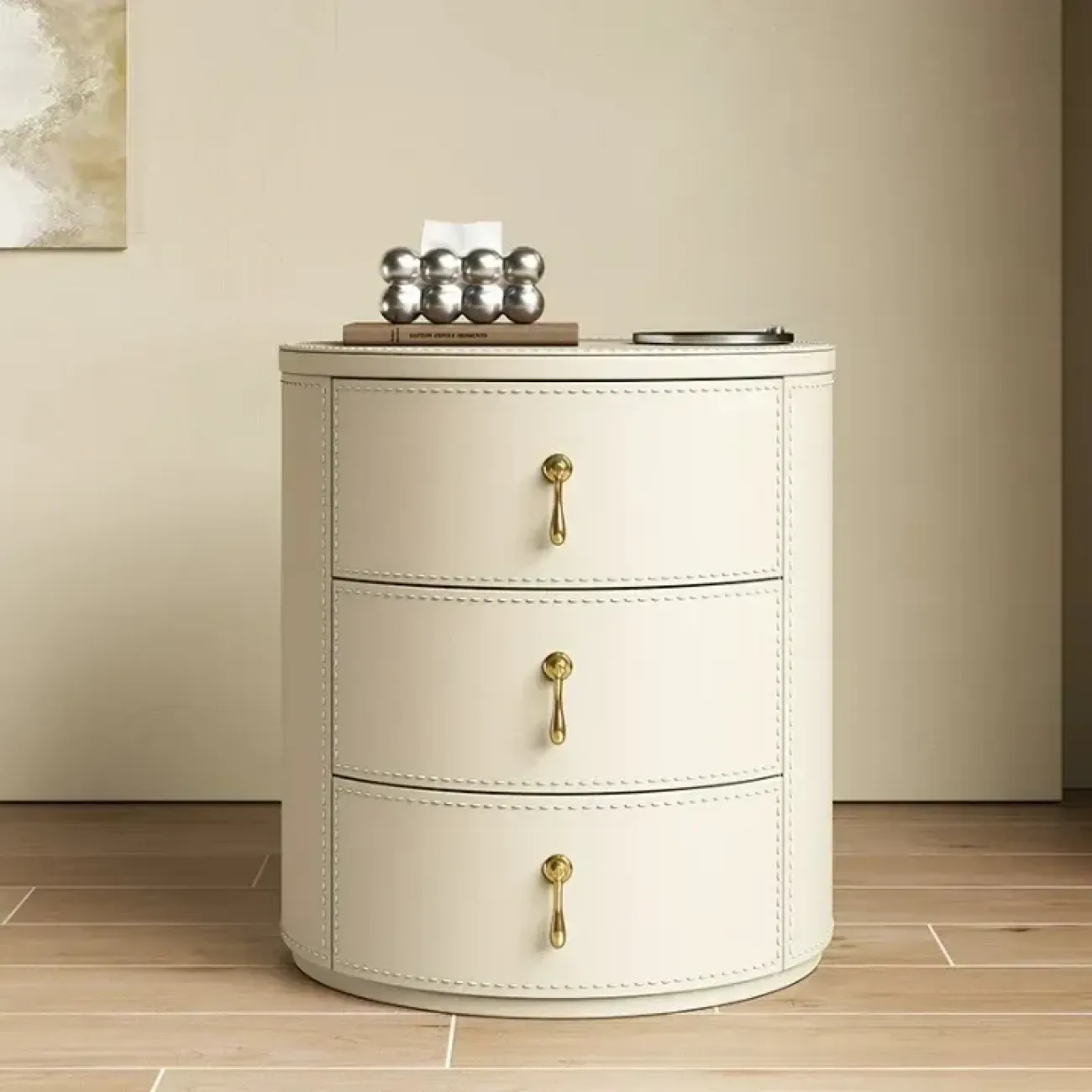 Классическая прикроватная тумба Carat от LaLume с обивкой из кожи и столешницей из мрамора KD40289-32 Классическая прикроватная тумба Carat от LaLume с обивкой из кожи и столешницей из мрамора KD40289-32