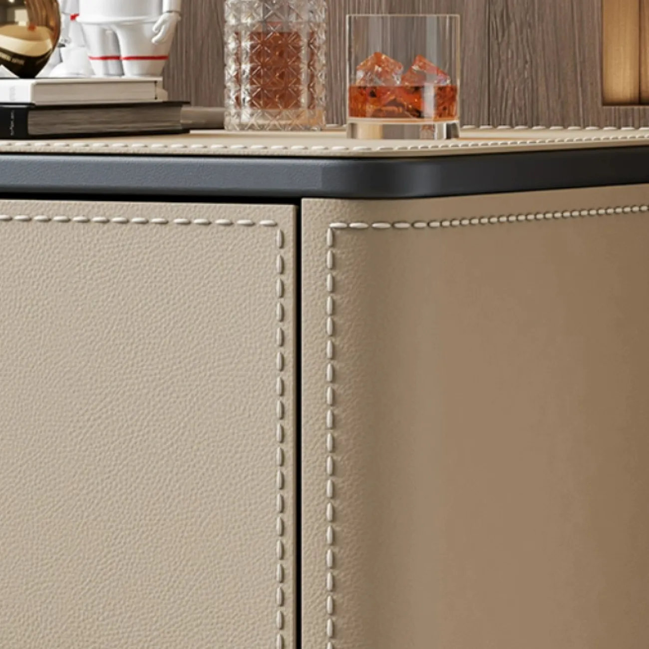 Классическая прикроватная тумба Carat от LaLume с обивкой из кожи KD40291-32