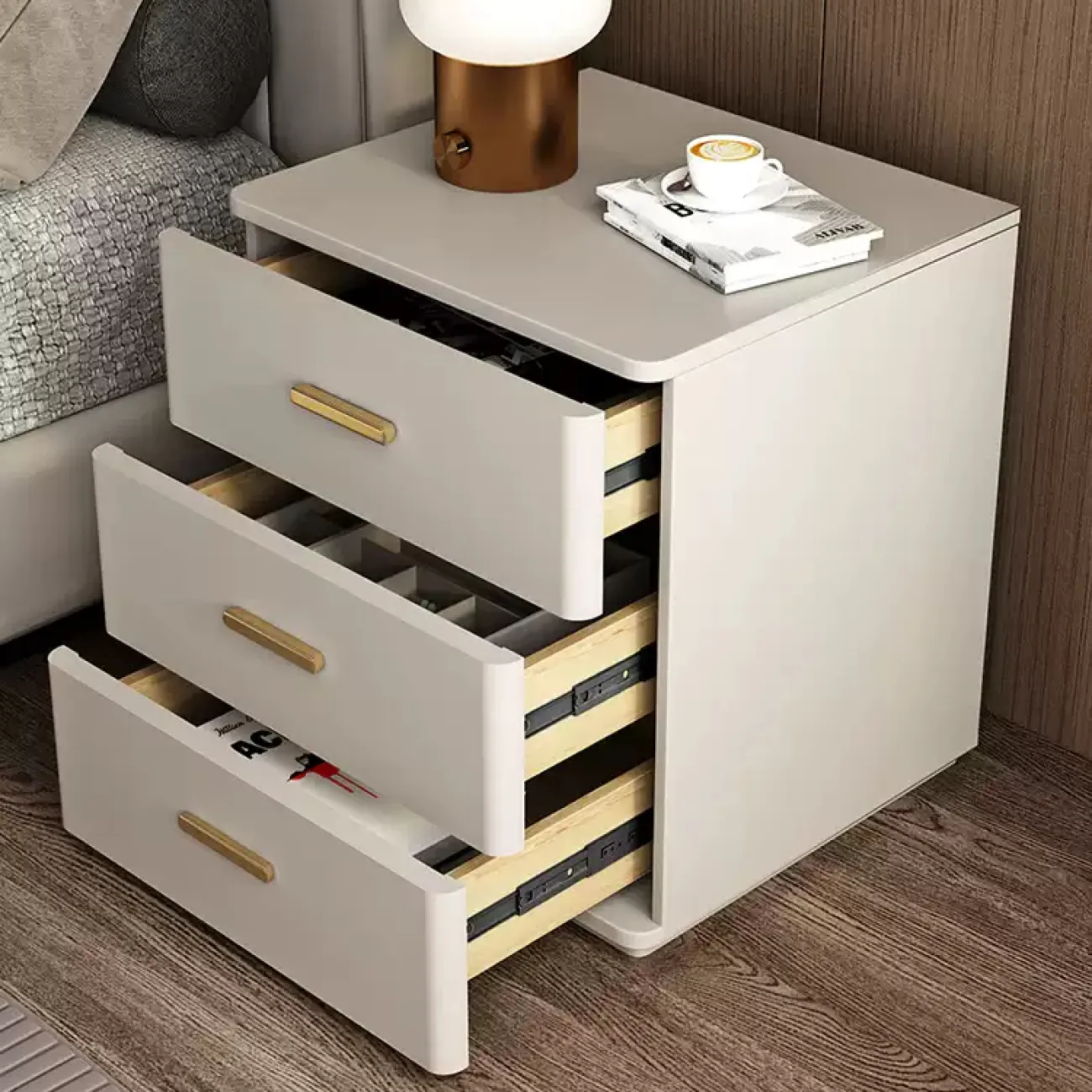 Классическая прикроватная тумба Carat от LaLume с обивкой из кожи KD40292-32 Классическая прикроватная тумба Carat от LaLume с обивкой из кожи KD40292-32