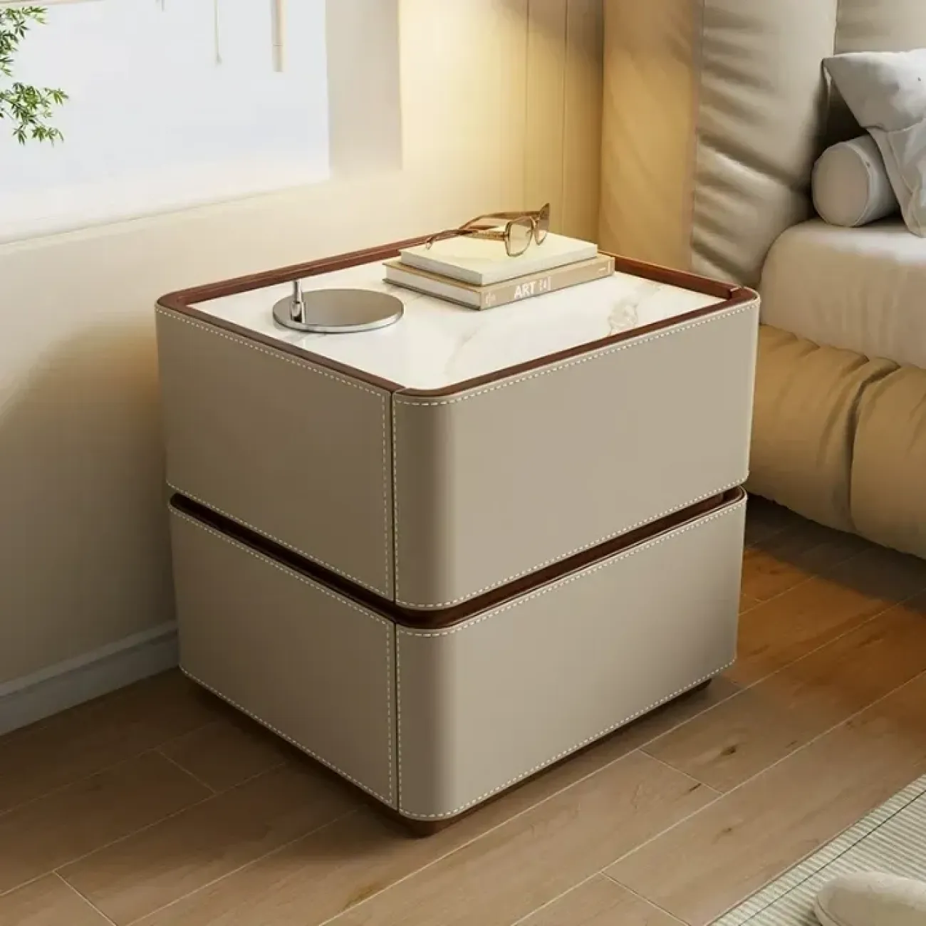 Классическая прикроватная тумба Carat от LaLume с обивкой из кожи KD40293-32 Классическая прикроватная тумба Carat от LaLume с обивкой из кожи KD40293-32