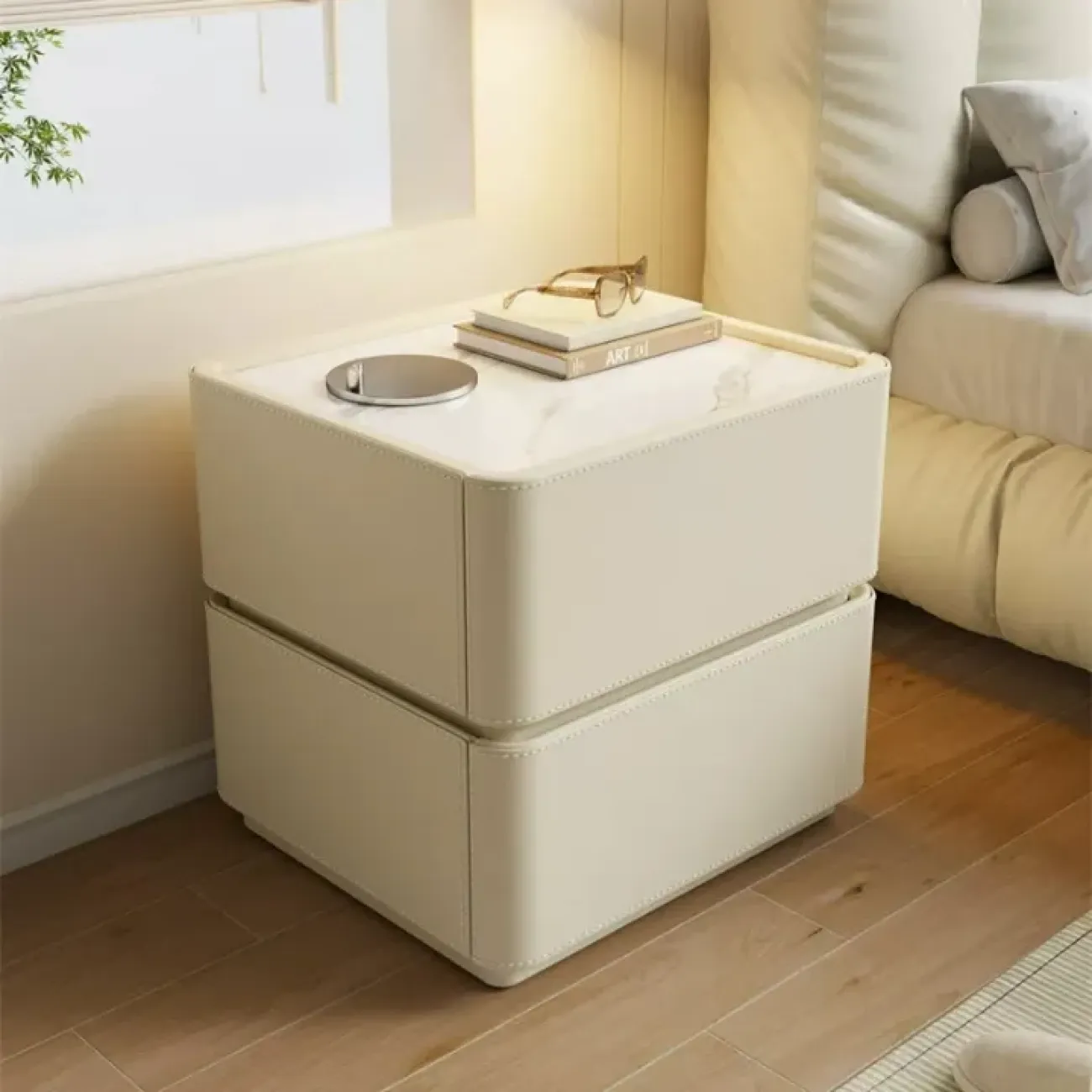 Классическая прикроватная тумба Carat от LaLume с обивкой из кожи KD40293-32 Классическая прикроватная тумба Carat от LaLume с обивкой из кожи KD40293-32