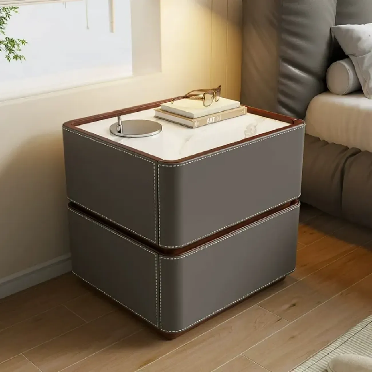 Классическая прикроватная тумба Carat от LaLume с обивкой из кожи KD40293-32 Классическая прикроватная тумба Carat от LaLume с обивкой из кожи KD40293-32