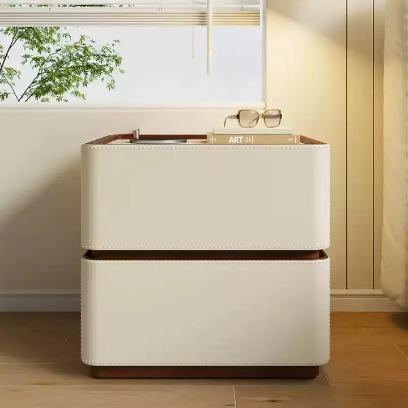 Классическая прикроватная тумба Carat от LaLume с обивкой из кожи KD40293-32 Классическая прикроватная тумба Carat от LaLume с обивкой из кожи KD40293-32