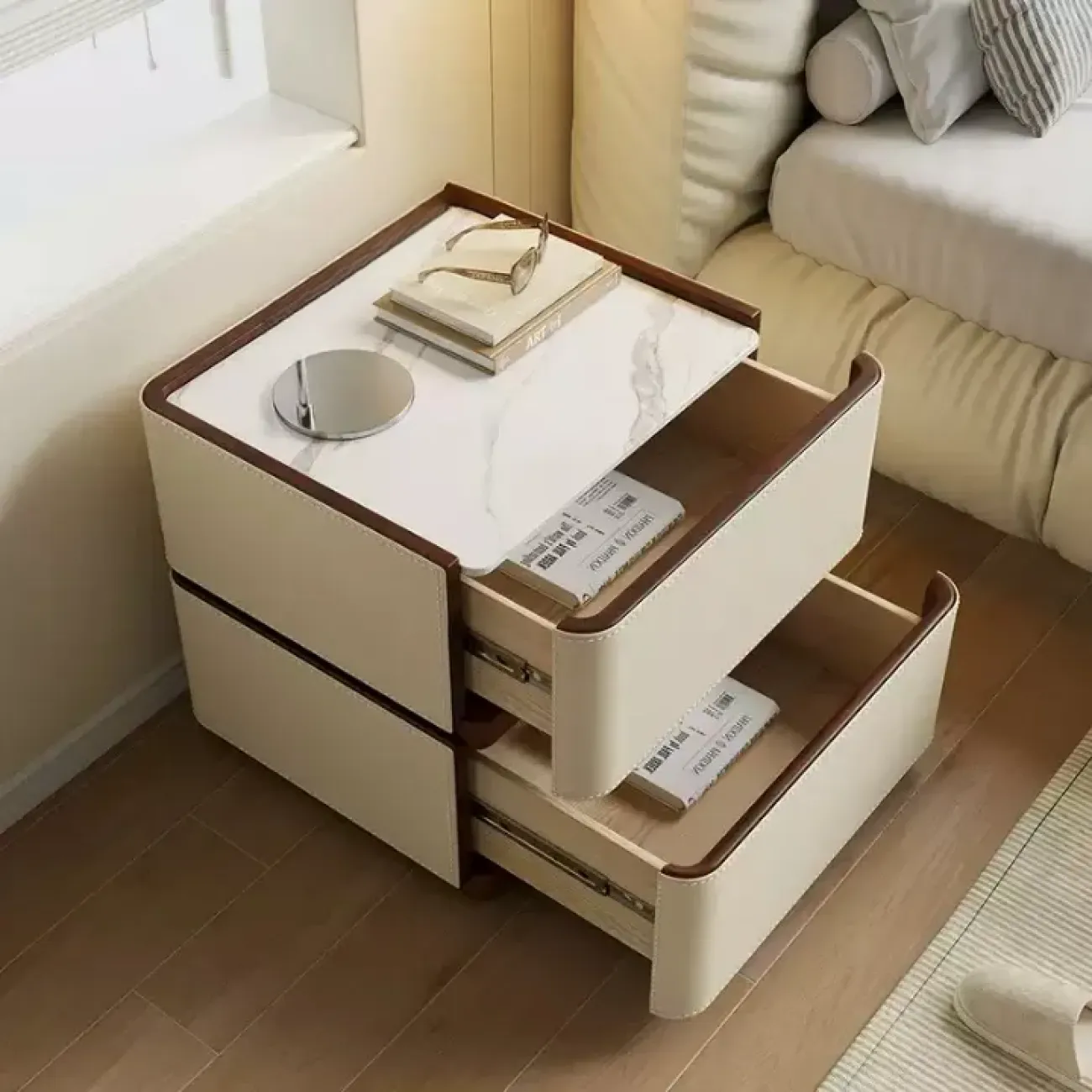 Классическая прикроватная тумба Carat от LaLume с обивкой из кожи KD40293-32 Классическая прикроватная тумба Carat от LaLume с обивкой из кожи KD40293-32