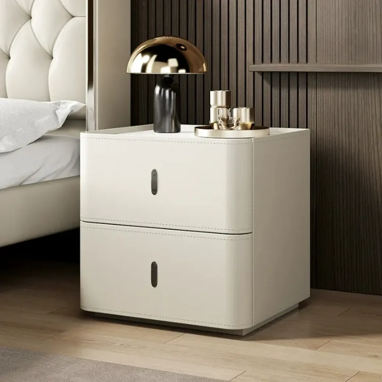 Классическая прикроватная тумба Carat от LaLume с обивкой из кожи KD40294-32 Классическая прикроватная тумба Carat от LaLume с обивкой из кожи KD40294-32