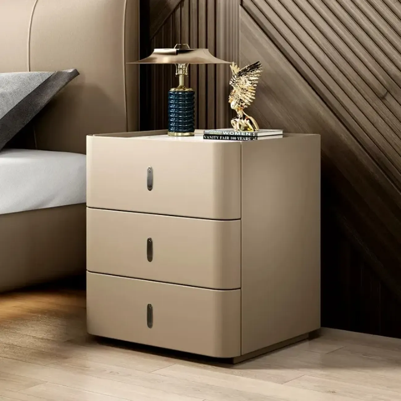 Классическая прикроватная тумба Carat от LaLume обивка кожа из микрофибры KD40296-32