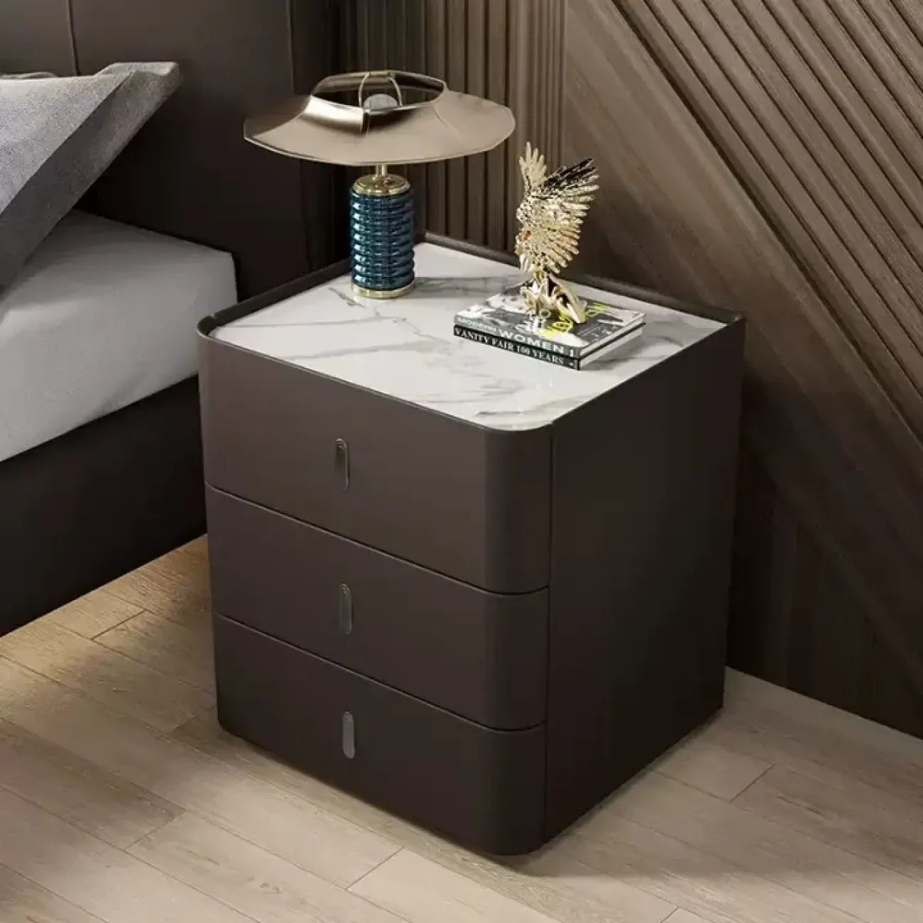 Классическая прикроватная тумба Carat от LaLume обивка кожа из микрофибры KD40296-32 Классическая прикроватная тумба Carat от LaLume обивка кожа из микрофибры KD40296-32