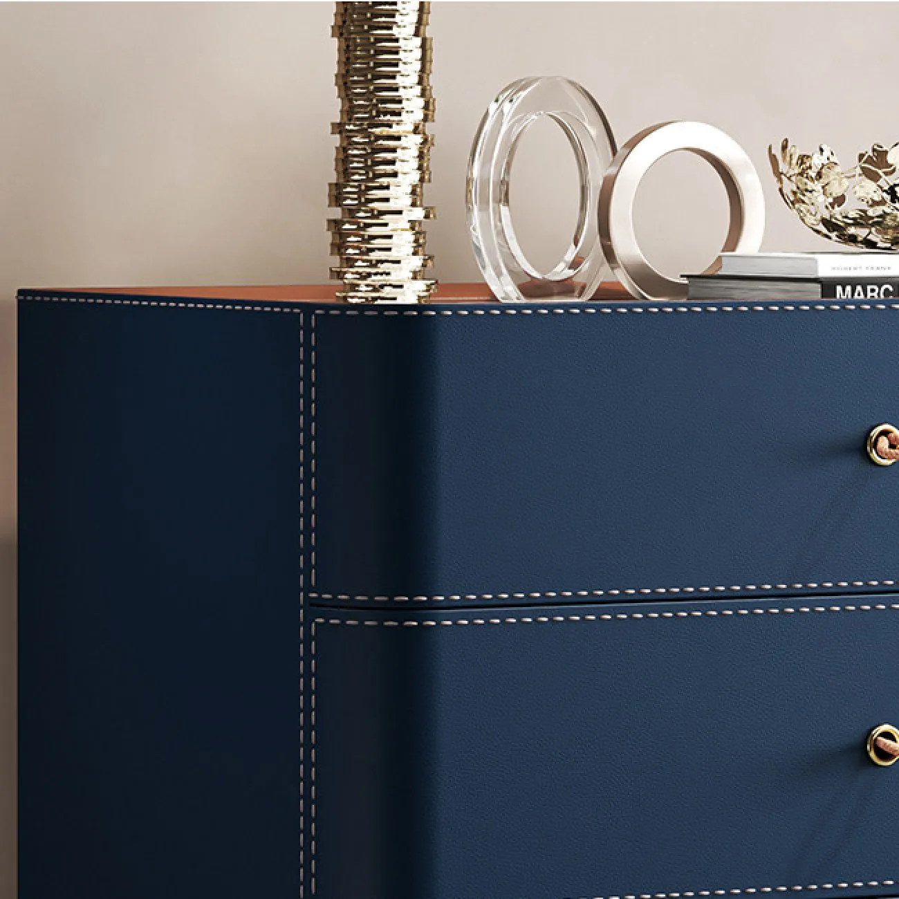 Классический комод Carat с обивкой из кожи KD40297-32 Классический комод Carat с обивкой из кожи KD40297-32