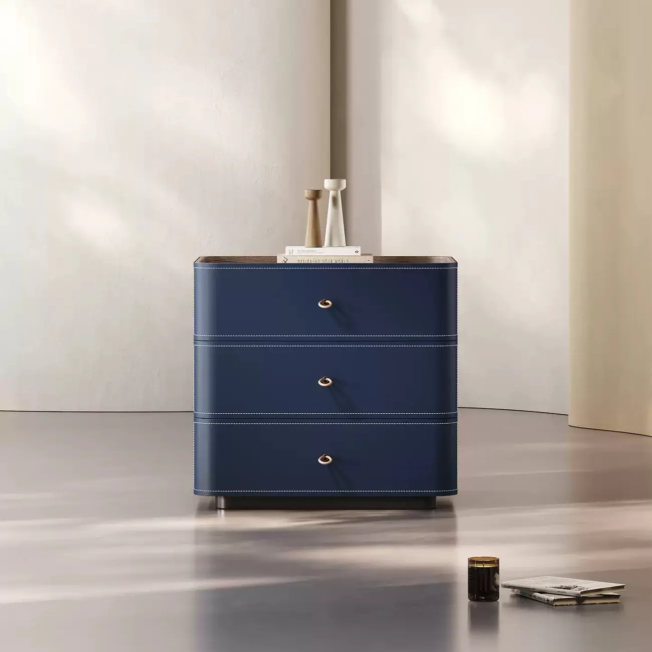 Классическая прикроватная тумба Carat с кожаной обивкой KD40301-32 Классическая прикроватная тумба Carat с кожаной обивкой KD40301-32