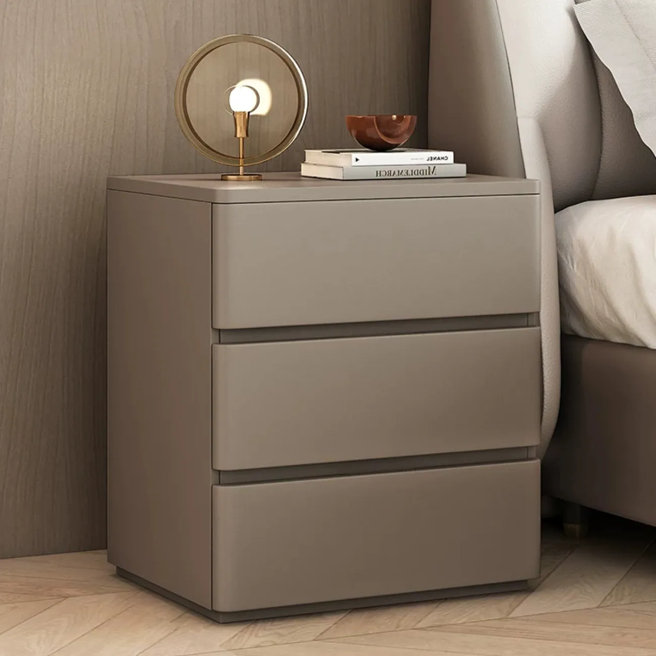 Классическая прикроватная тумба Carat с кожаной обивкой KD40304-32 Классическая прикроватная тумба Carat с кожаной обивкой KD40304-32