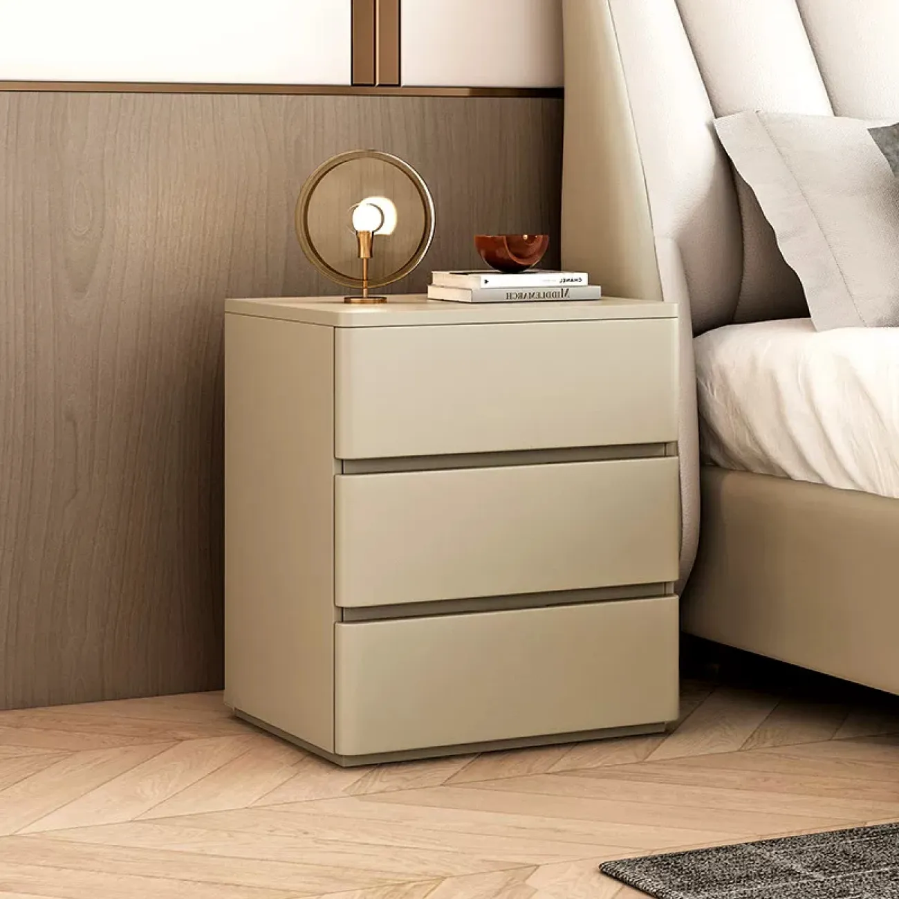 Классическая прикроватная тумба Carat с кожаной обивкой KD40304-32