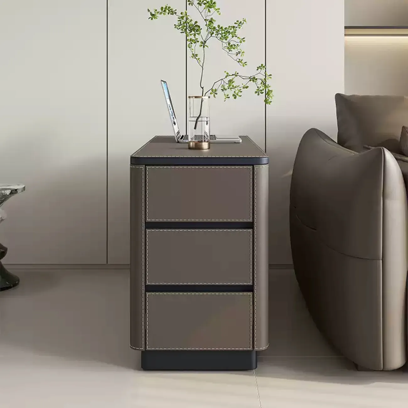 Удобный боковой комод Carat с кожаной обивкой KD40306-32