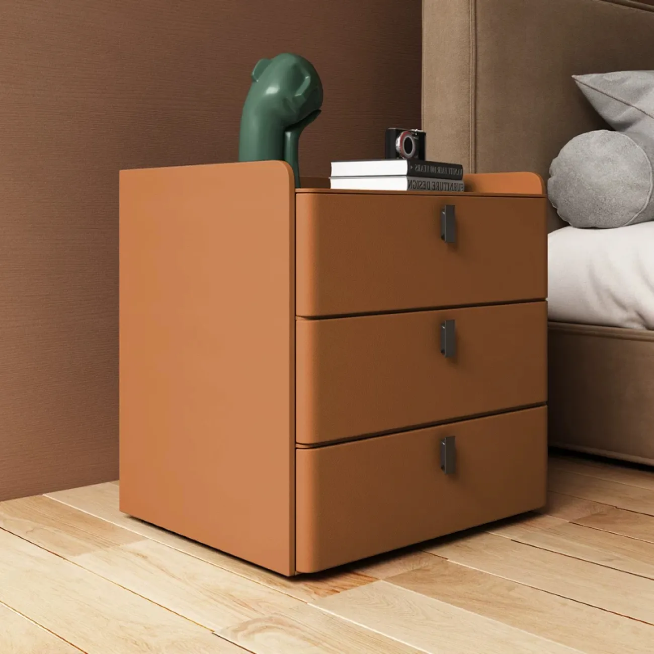 Классическая прикроватная тумба Carat с кожаной обивкой KD40307-32 Классическая прикроватная тумба Carat с кожаной обивкой KD40307-32