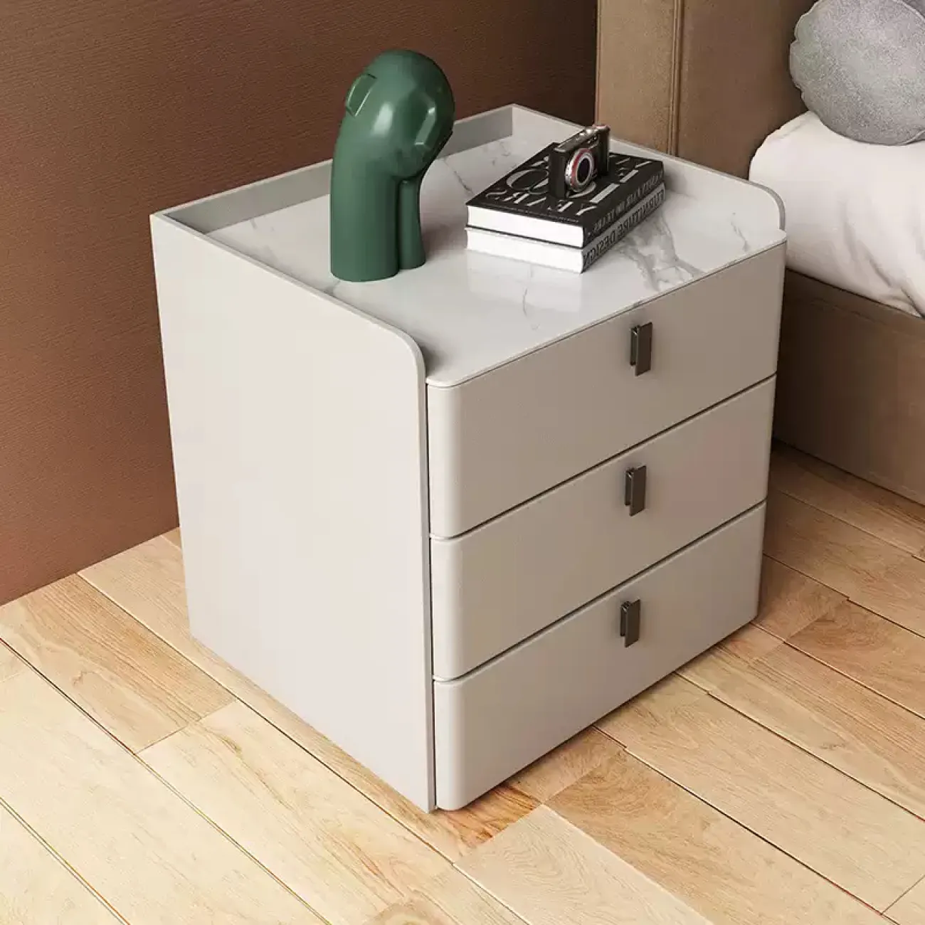 Классическая прикроватная тумба Carat с кожаной обивкой KD40307-32 Классическая прикроватная тумба Carat с кожаной обивкой KD40307-32