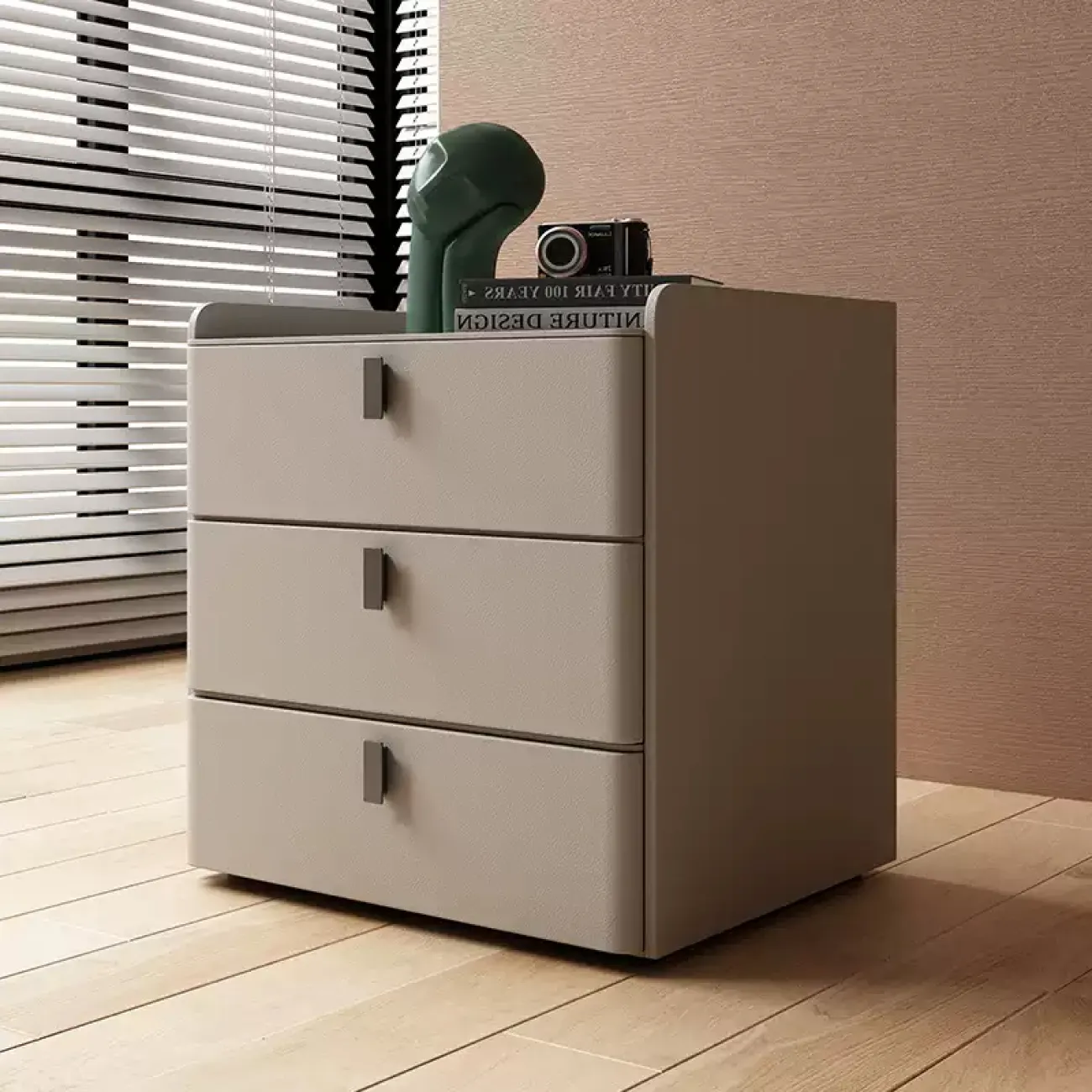 Классическая прикроватная тумба Carat с кожаной обивкой KD40307-32 Классическая прикроватная тумба Carat с кожаной обивкой KD40307-32