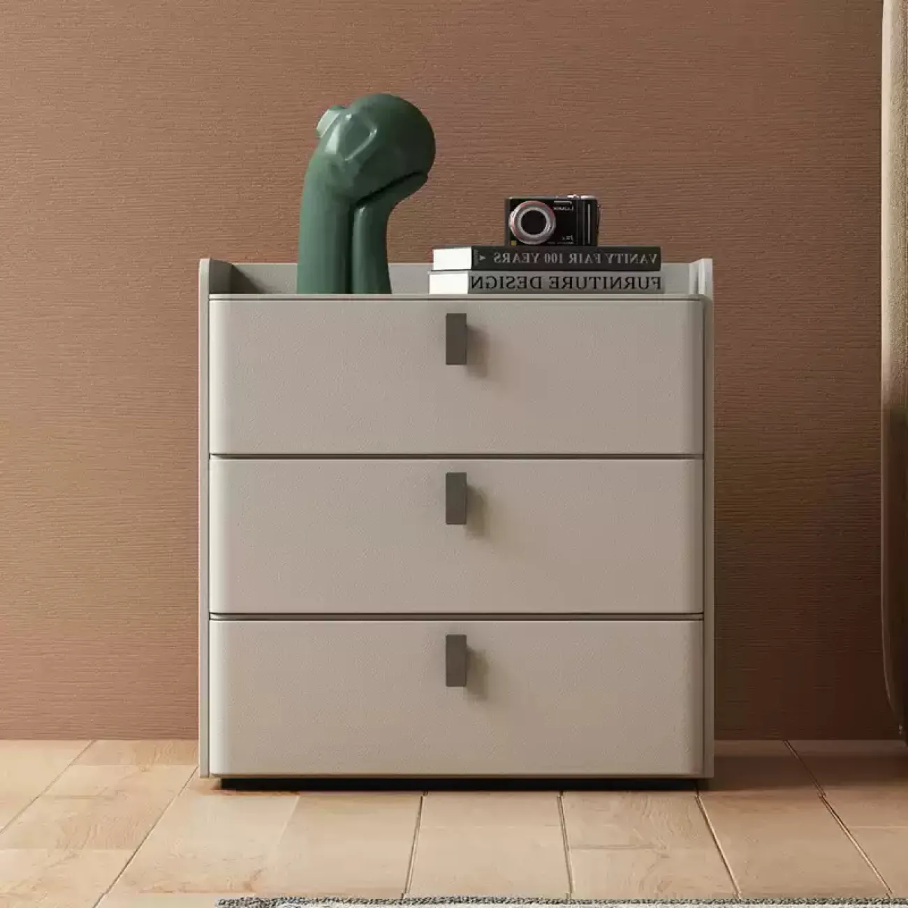 Классическая прикроватная тумба Carat с кожаной обивкой KD40307-32 Классическая прикроватная тумба Carat с кожаной обивкой KD40307-32