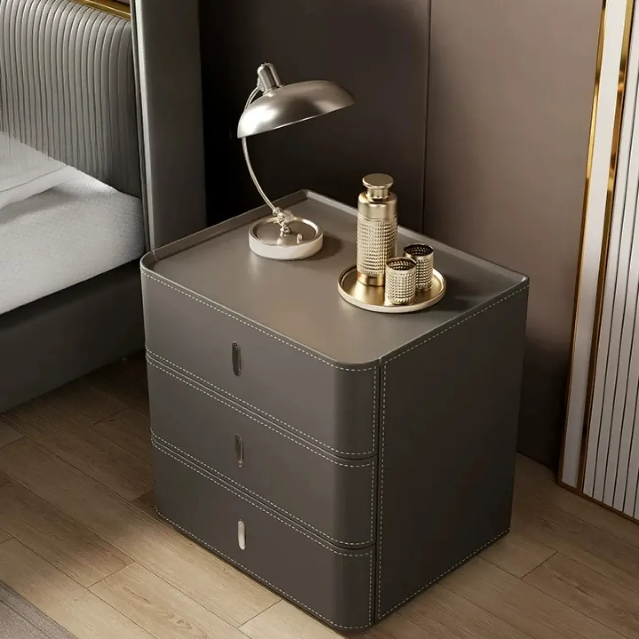 Классическая прикроватная тумба Carat с кожаной обивкой KD40308-32 Классическая прикроватная тумба Carat с кожаной обивкой KD40308-32