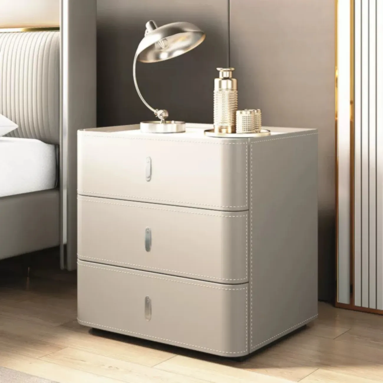 Классическая прикроватная тумба Carat с кожаной обивкой KD40308-32 Классическая прикроватная тумба Carat с кожаной обивкой KD40308-32