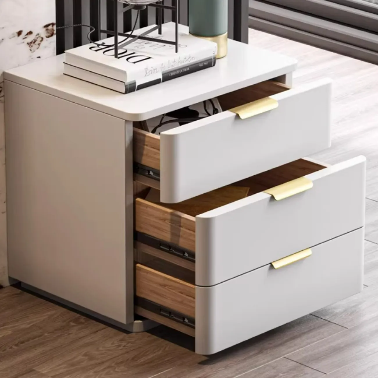 Классическая прикроватная тумба Carat с кожаной обивкой KD40308-32