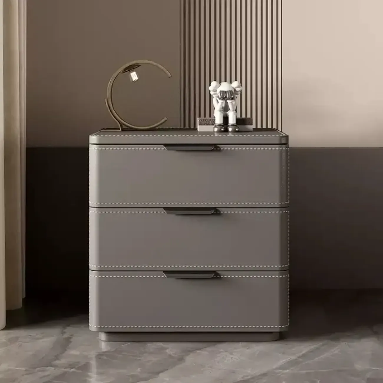 Классическая прикроватная тумба Carat с кожаной обивкой KD40312-32 Классическая прикроватная тумба Carat с кожаной обивкой KD40312-32