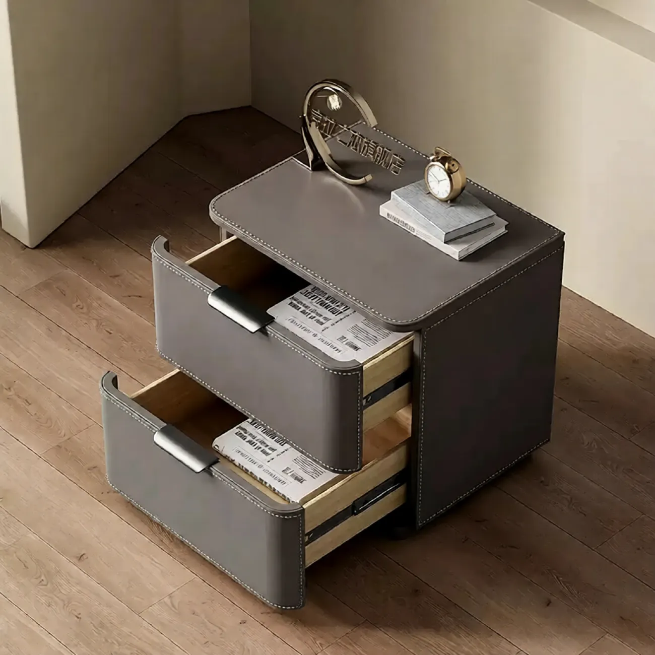 Классическая прикроватная тумба Carat с кожаной обивкой KD40314-32