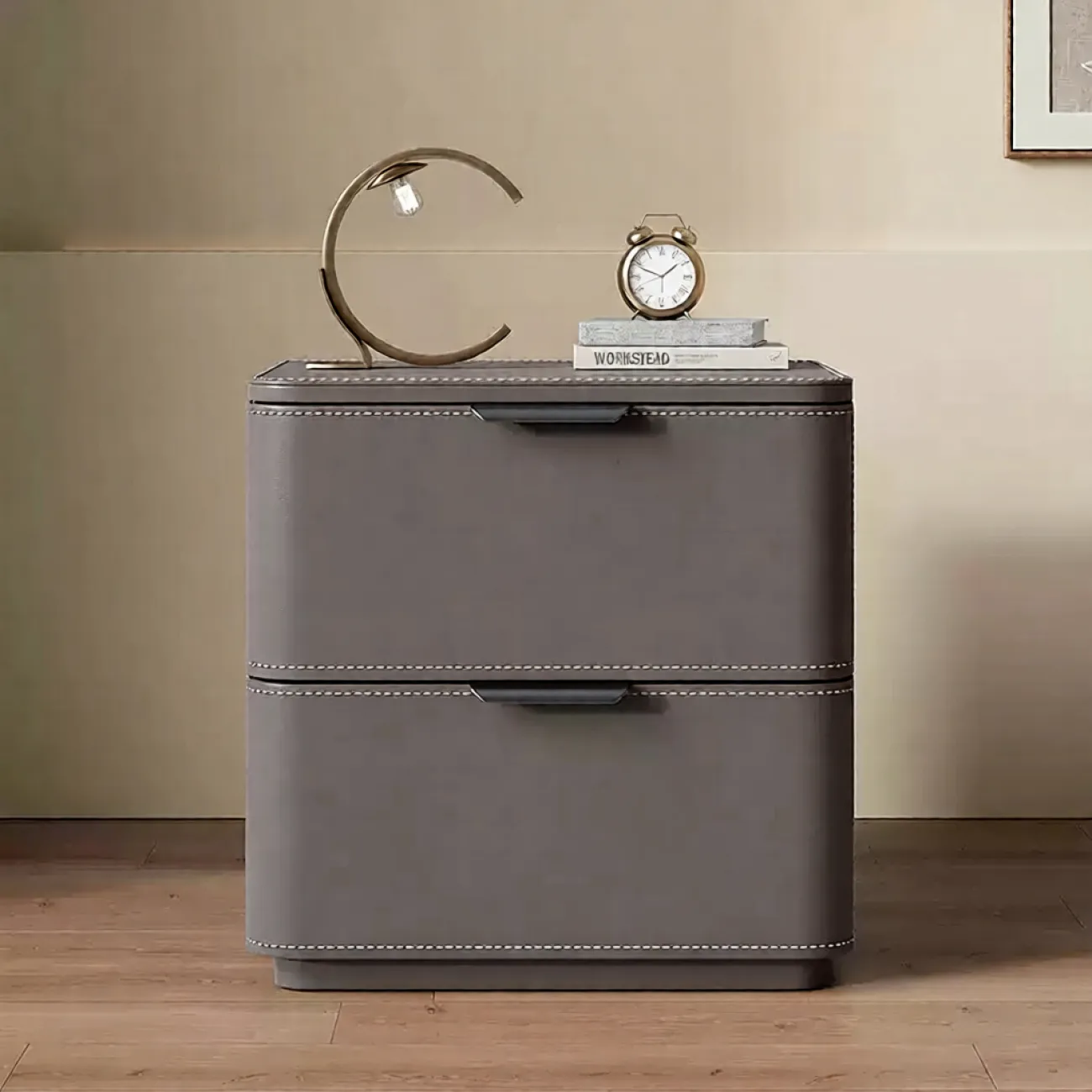 Классическая прикроватная тумба Carat с кожаной обивкой KD40314-32 Классическая прикроватная тумба Carat с кожаной обивкой KD40314-32